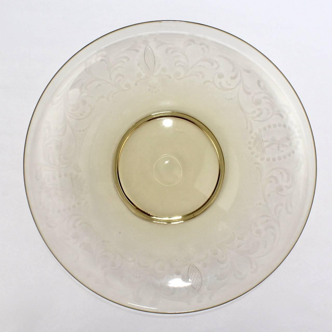 Un bel gruppo di otto piatti vintage in vetro veneziano.

Ognuno di essi presenta decorazioni incise e una mano molto delicata.

Prodotto da Pauly & Co. a Venezia, Italia, in vetro soffiato color ambra chiaro.

I cartigli sul bordo recano