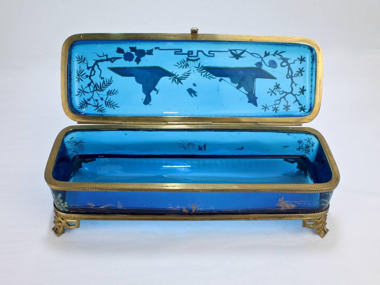Große Schatulle aus blauem Glas mit Bronzebeschlägen und emailliert, Japonismus Moser-Typ im Angebot 1