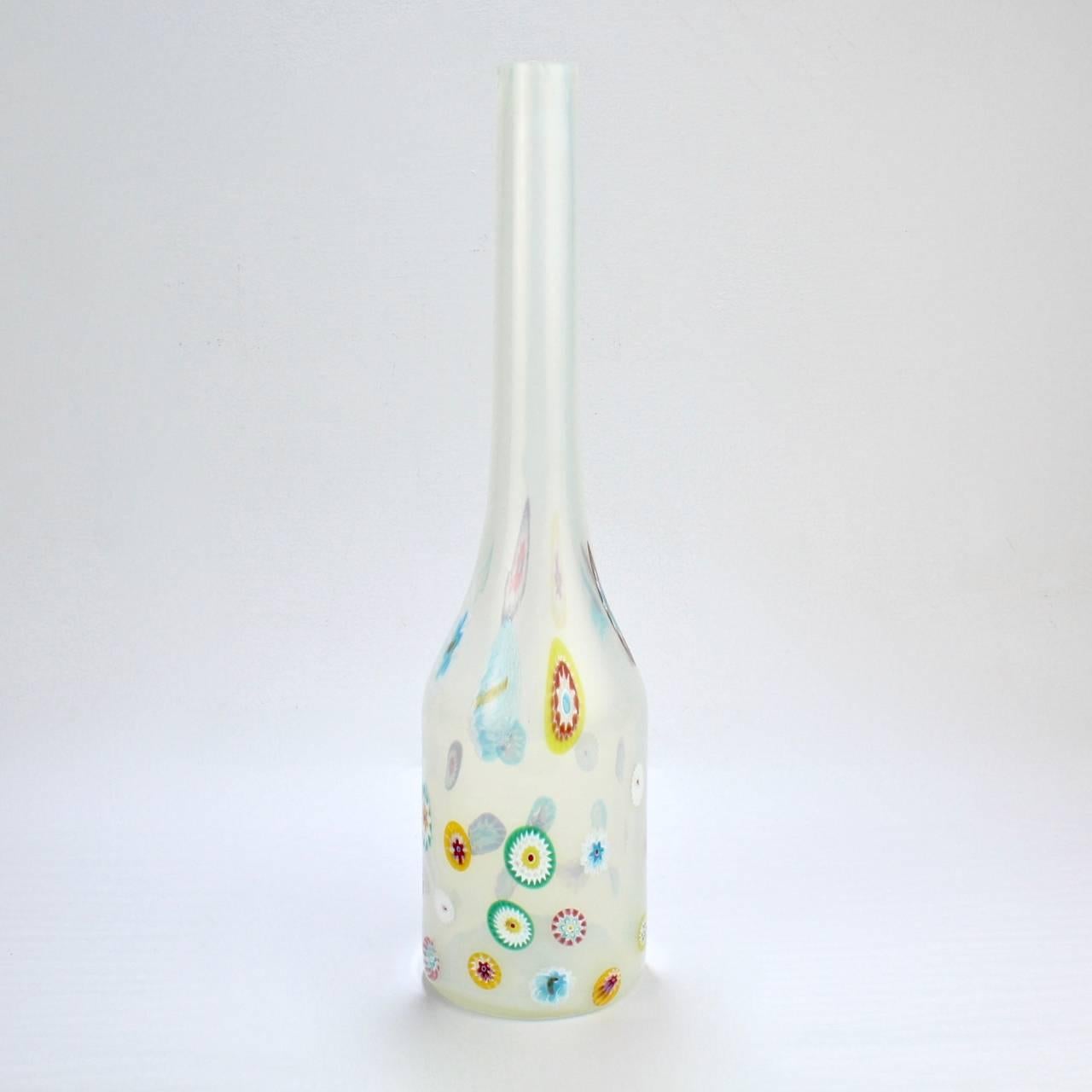Eine seltene venezianische Glasvase in Form einer weißen Flasche von Ermanno Toso mit durchgehendem Murrin. 

Von ähnlicher Form wie die Flaschenvasen der Nerox-Linie von Toso.

Der Sockel trägt ein Label von Fratelli Toso, hergestellt in