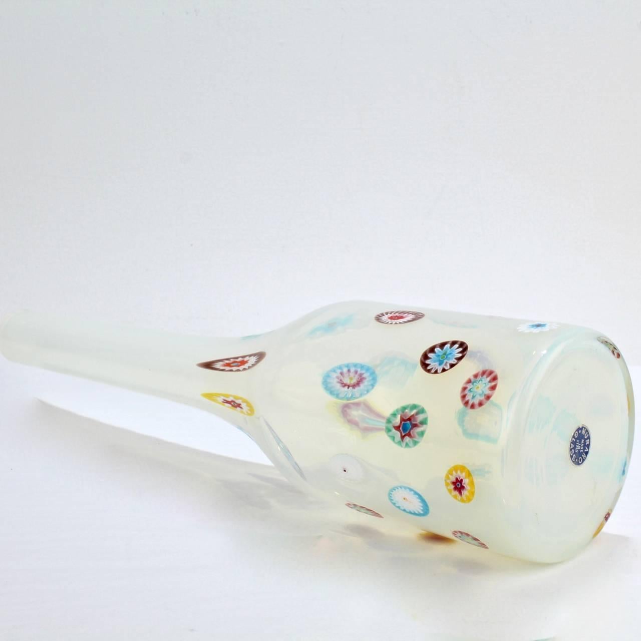 Italiano Vaso a bottiglia in vetro di Murano Bianco e Murrine di Ermanno Toso per Fratelli Toso in vendita