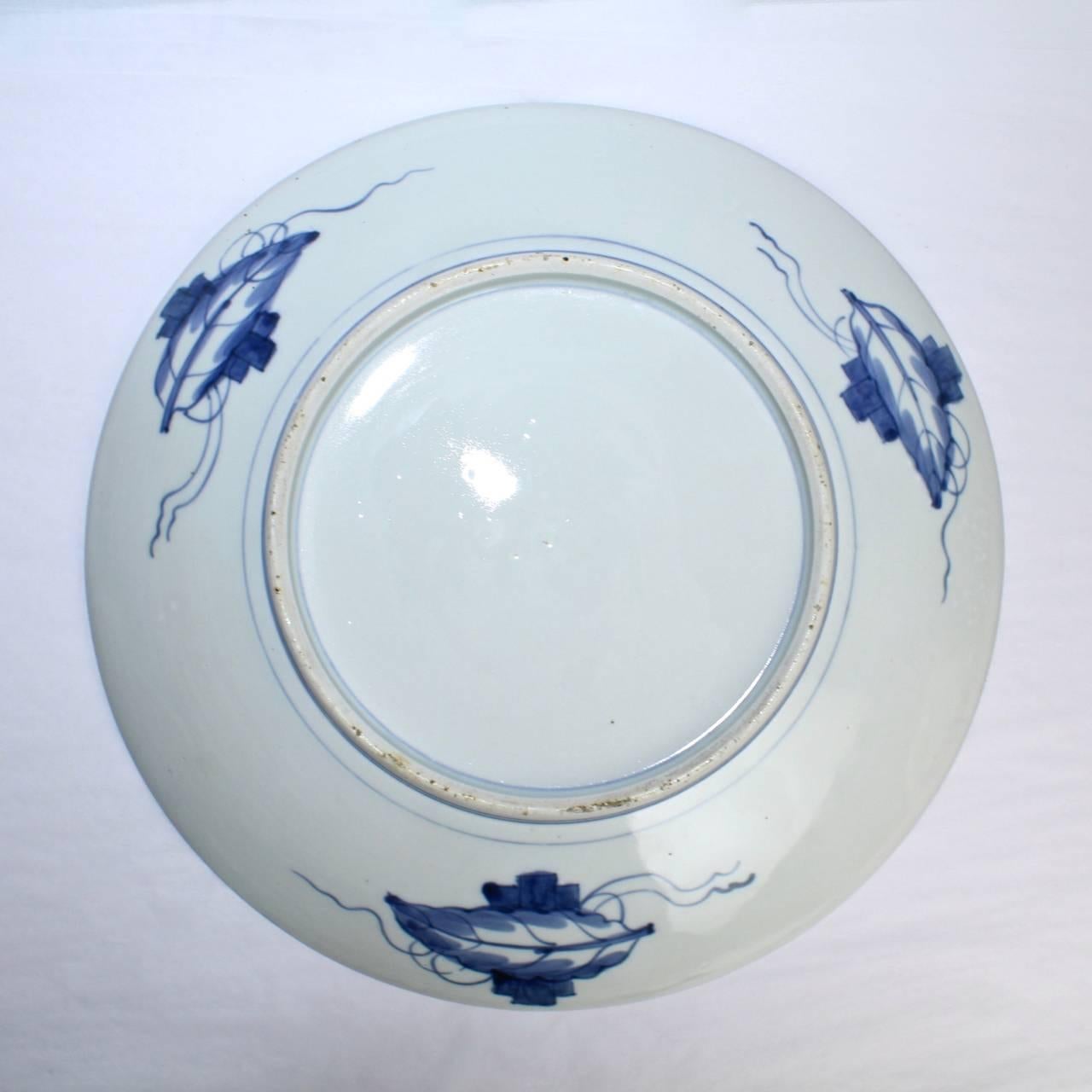 Antique Japanese Meiji Period Imari Porcelain Charger or Wall Plate In Good Condition In Philadelphia, PA