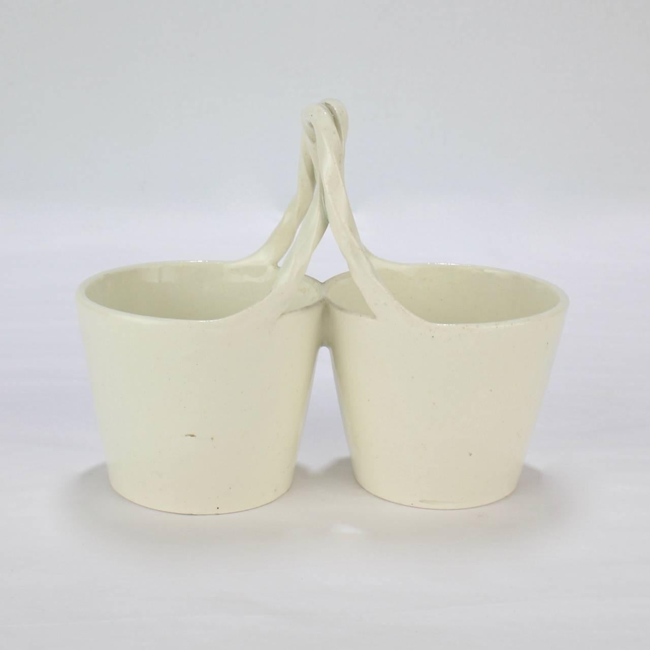 Antico cestino di Wedgwood del XVIII secolo a forma di cesto con doppia saliera In condizioni buone in vendita a Philadelphia, PA