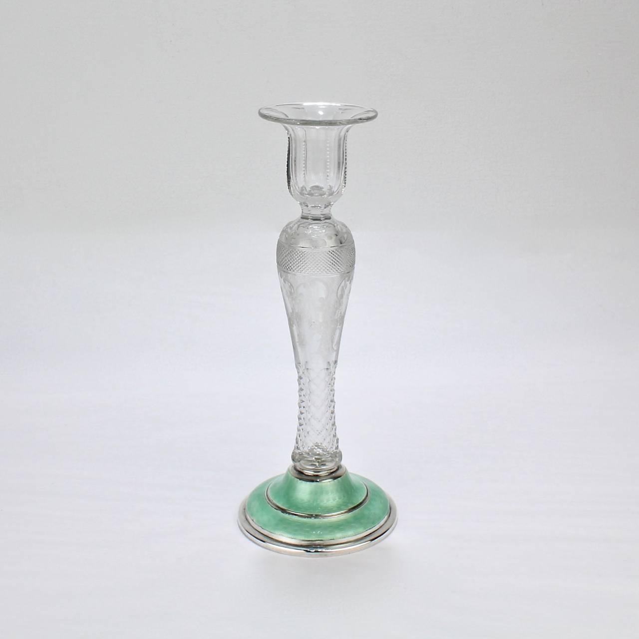 Un buen candelabro sencillo de cristal americano y esmalte guilloché de esterlina de principios del siglo XX. 

El cristal tiene decoración tallada y grabada y la base es de esmalte verde sobre plata de ley.

Base estampada Sterling.

Altura: