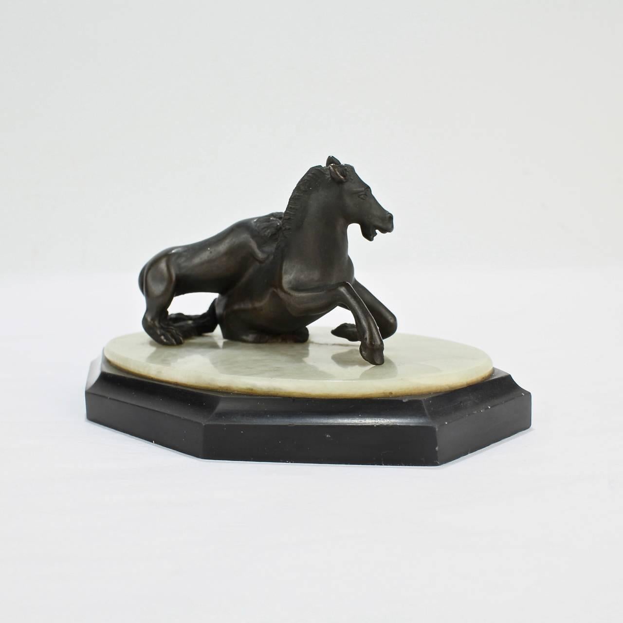 Sculpture miniature en bronze du 19ème siècle, lion attaqueant un cheval, Grand Tour Bon état - En vente à Philadelphia, PA