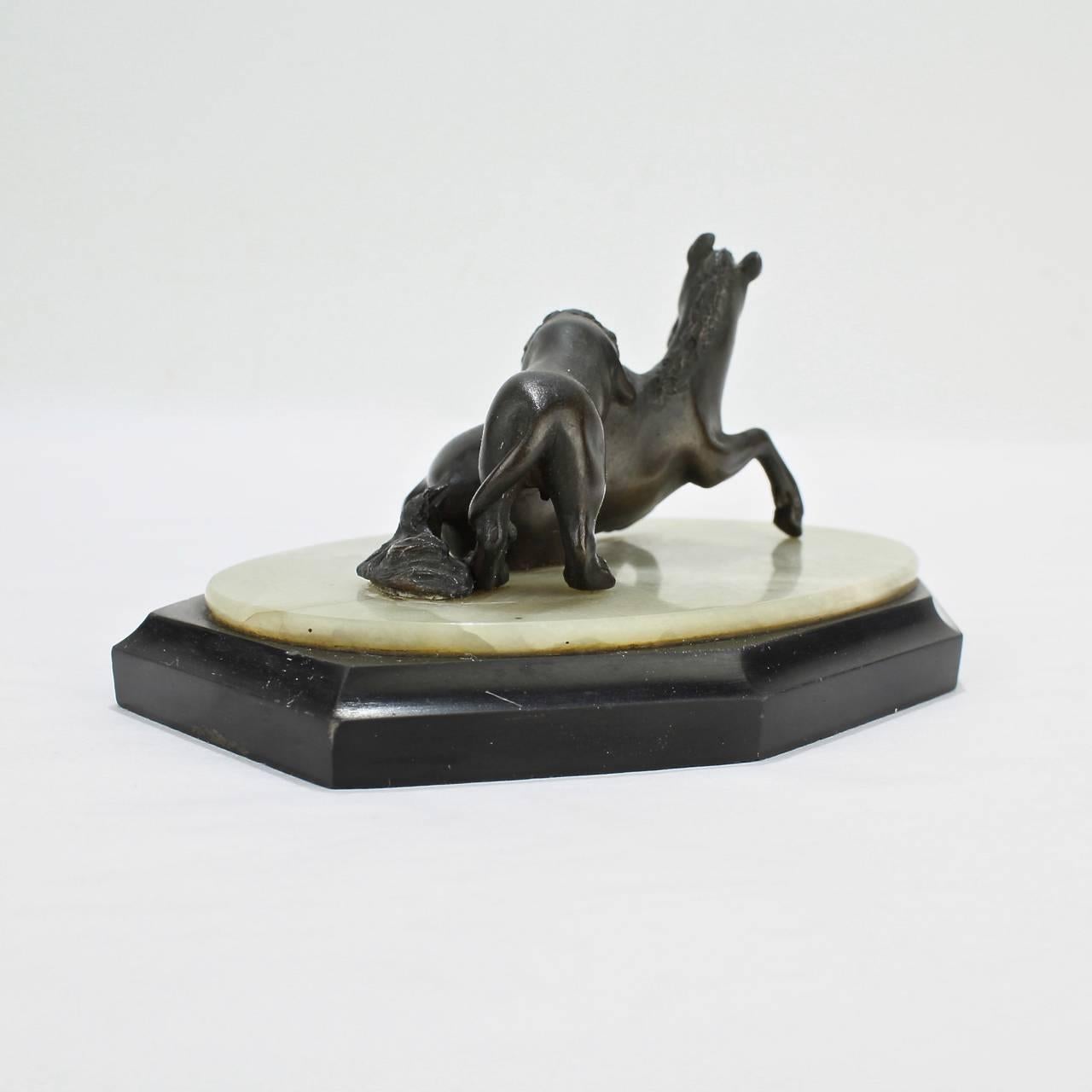 italien Sculpture miniature en bronze du 19ème siècle, lion attaqueant un cheval, Grand Tour en vente