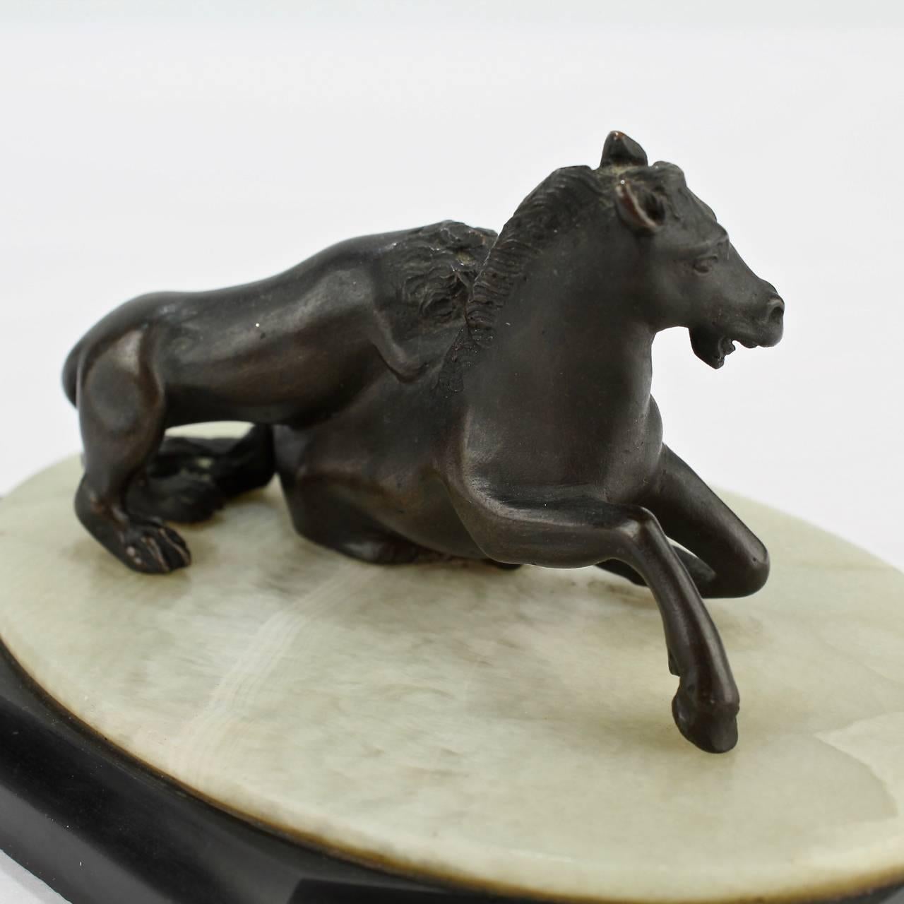 Sculpture miniature en bronze du 19ème siècle, lion attaqueant un cheval, Grand Tour en vente 1