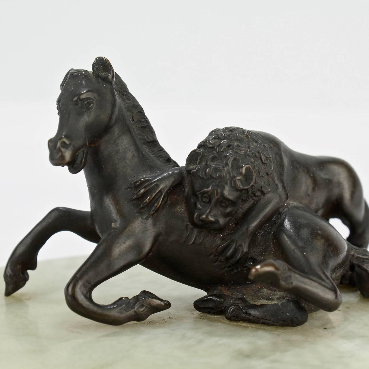 Sculpture miniature en bronze du 19ème siècle, lion attaqueant un cheval, Grand Tour en vente 2