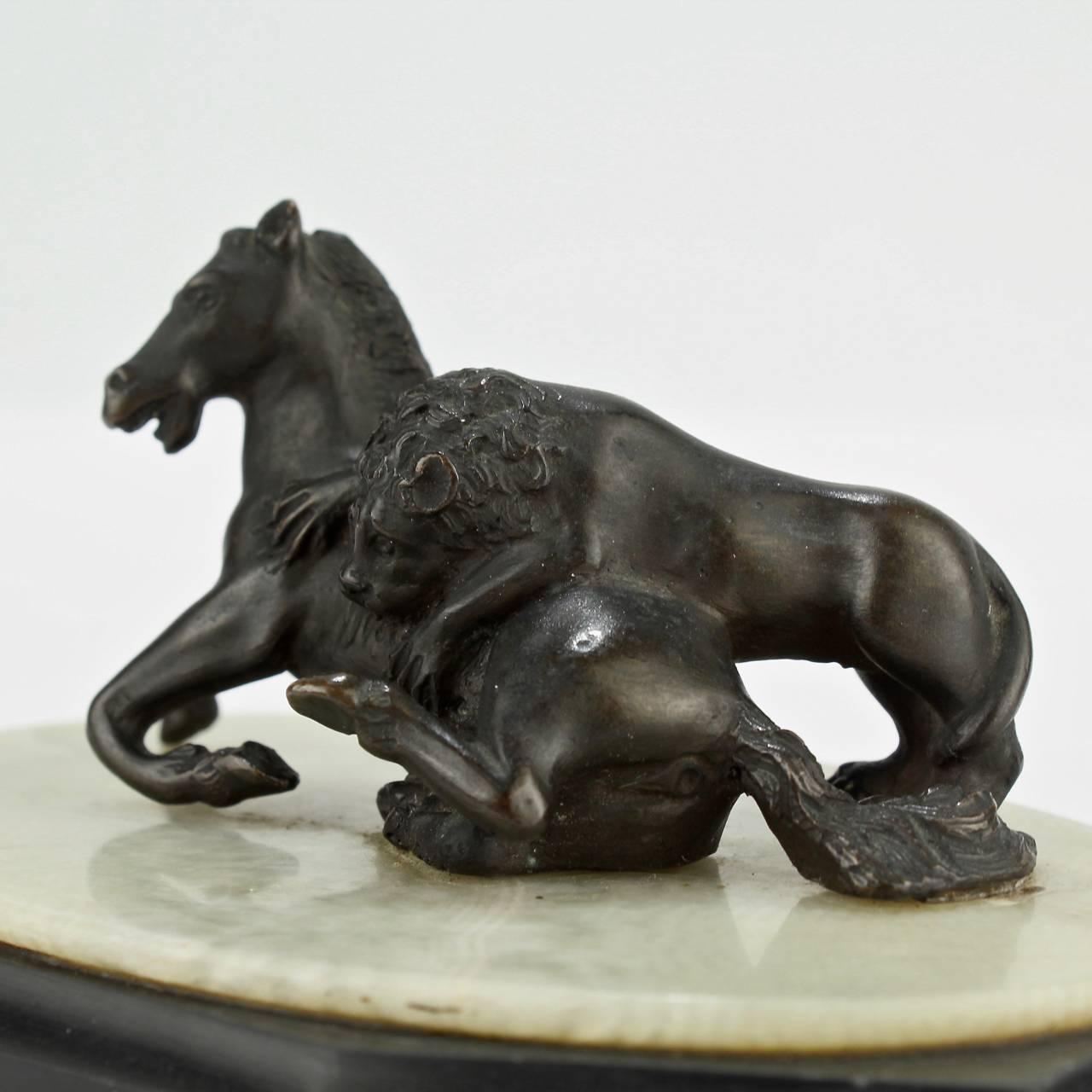 Miniatur-Bronze-Skulptur eines Grand Tour-Löwen, der ein Pferd attackiert, 19. Jahrhundert (Marmor) im Angebot