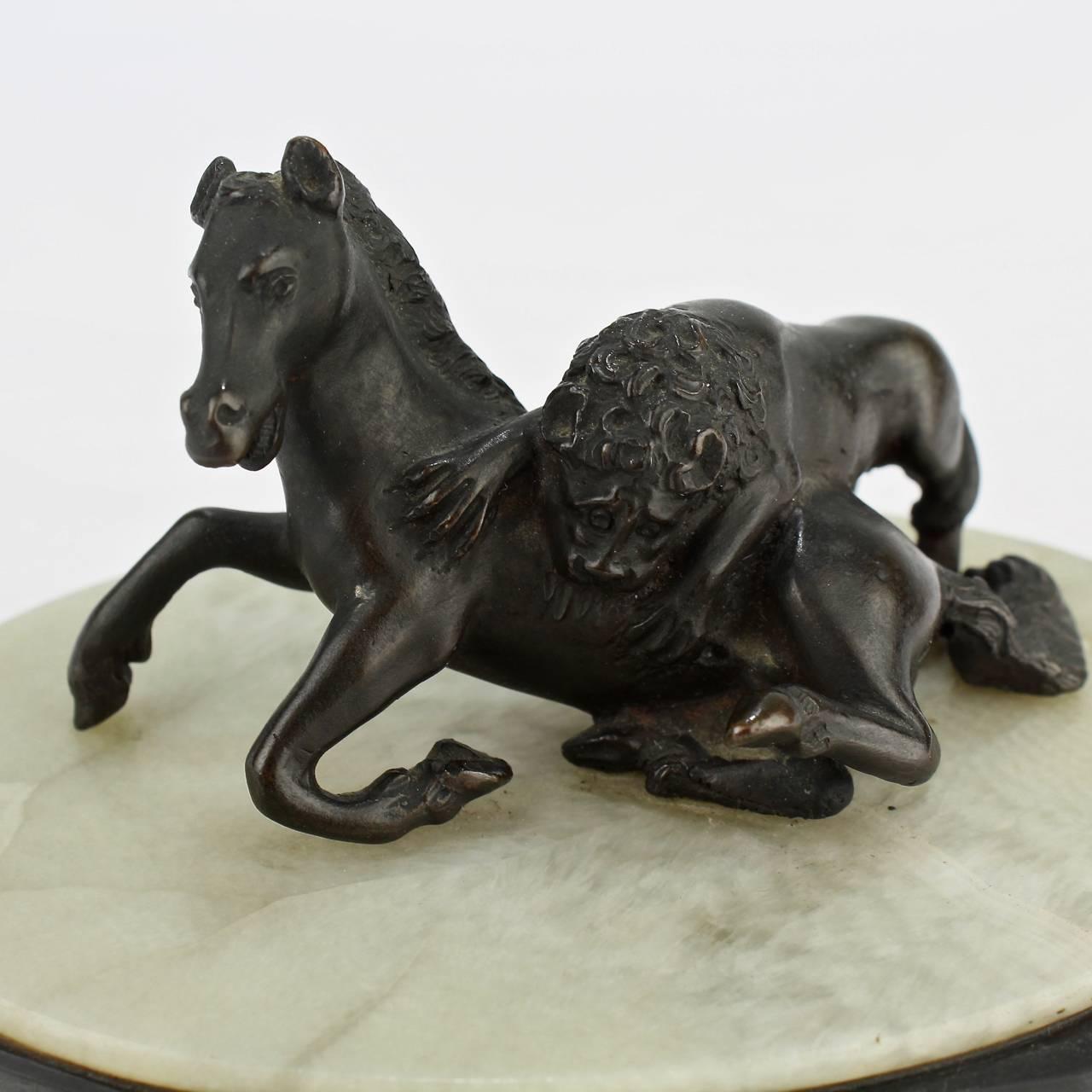Marbre Sculpture miniature en bronze du 19ème siècle, lion attaqueant un cheval, Grand Tour en vente