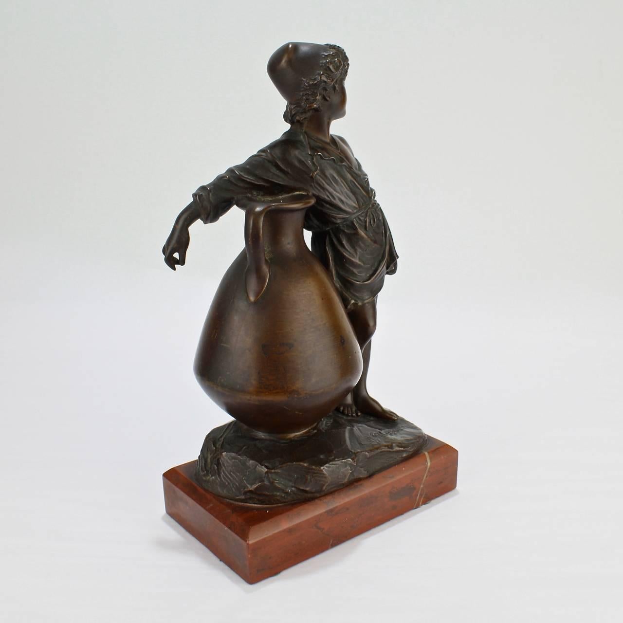 Allemand Sculpture orientaliste allemande ancienne d'un jeune garçon avec une urne par Uhlmann en vente