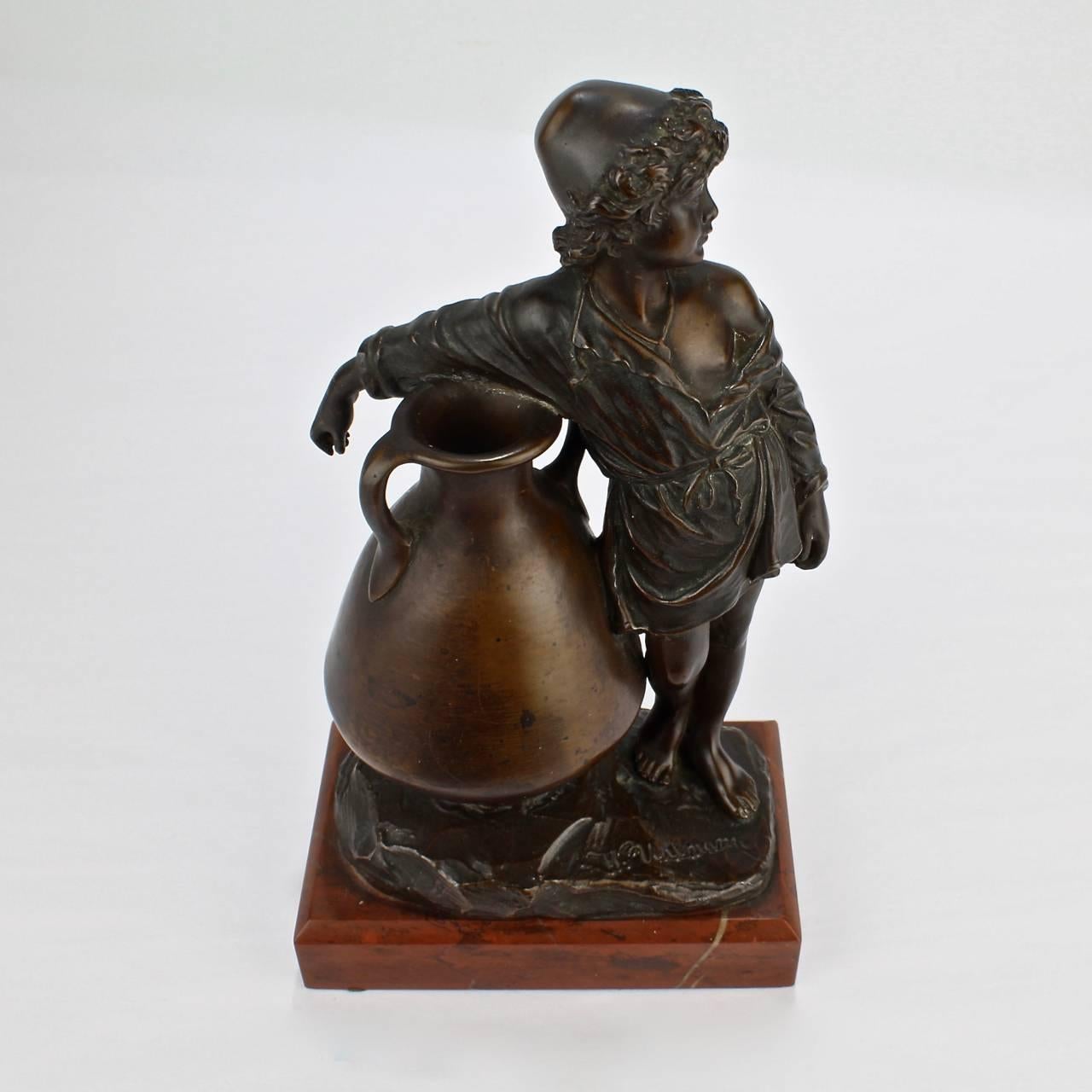 Patiné Sculpture orientaliste allemande ancienne d'un jeune garçon avec une urne par Uhlmann en vente