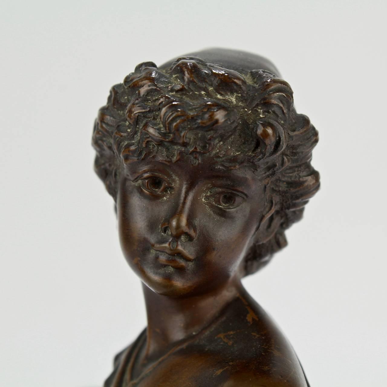 XIXe siècle Sculpture orientaliste allemande ancienne d'un jeune garçon avec une urne par Uhlmann en vente