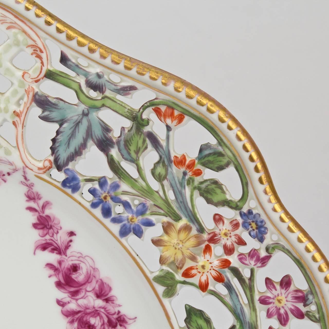 Porcelaine Deux assiettes de cabinet réticulées peintes à la main de Dresde en vente