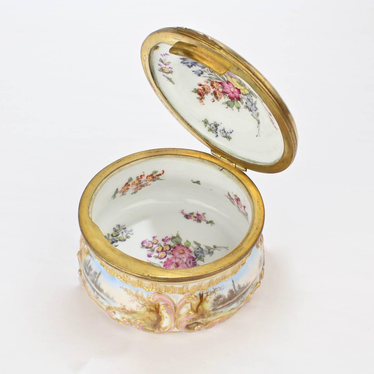 Antique Gilt Paris Porcelain Table Snuff Box or Round Casket by Bloch & Bourdois In Good Condition For Sale In Philadelphia, PA