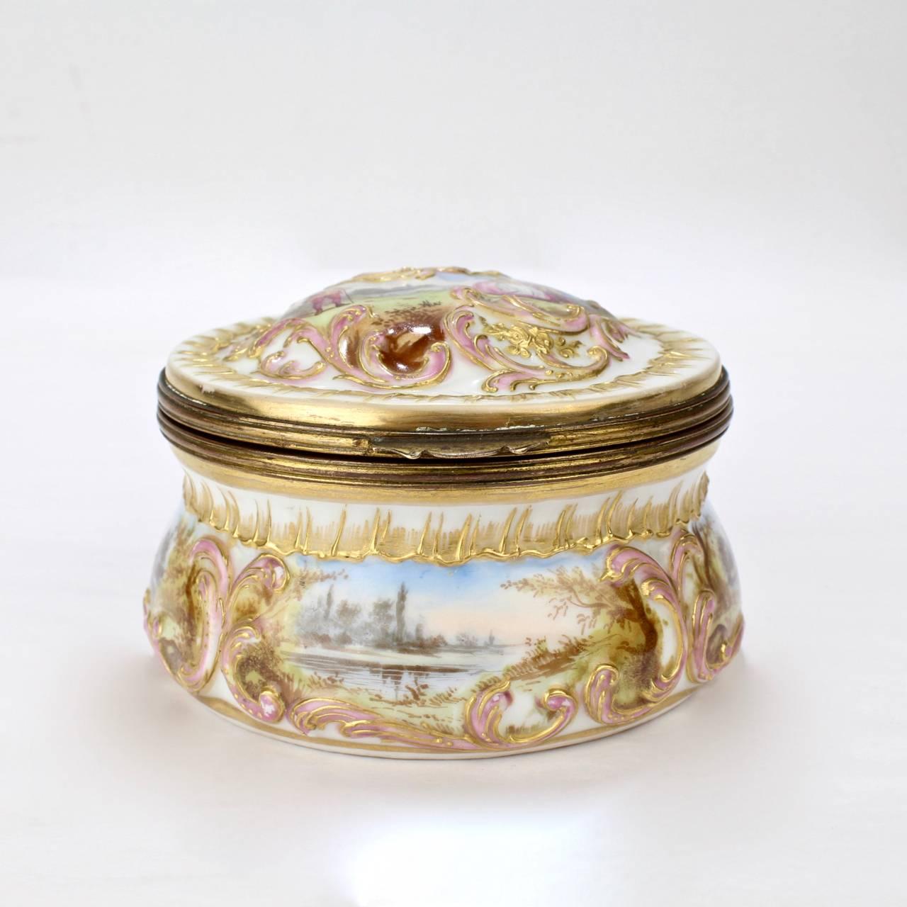 Antigua tabaquera de mesa o cofre redondo de porcelana dorada de París de Bloch & Bourdois Francés en venta