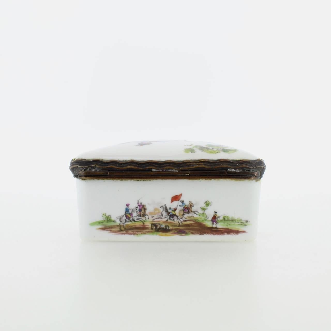 Antike französische oder deutsche Schnupftabakdose aus Porzellan mit handbemalten Militärszenen (18. Jahrhundert und früher) im Angebot
