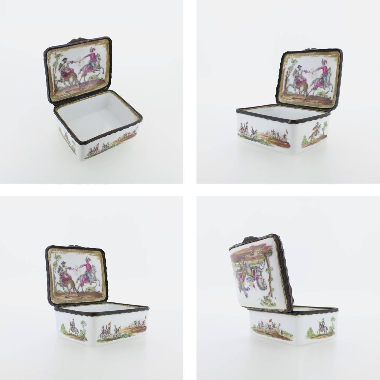 A fine antique French or German porcelain snuff box. 

Dating to the 18th (or possibly early 19th) century.

Decorated throughout with hand-painted military, gunfighting, and horse back engagement scenes.

Measure: Width ca. 2 5/8 in.


 
