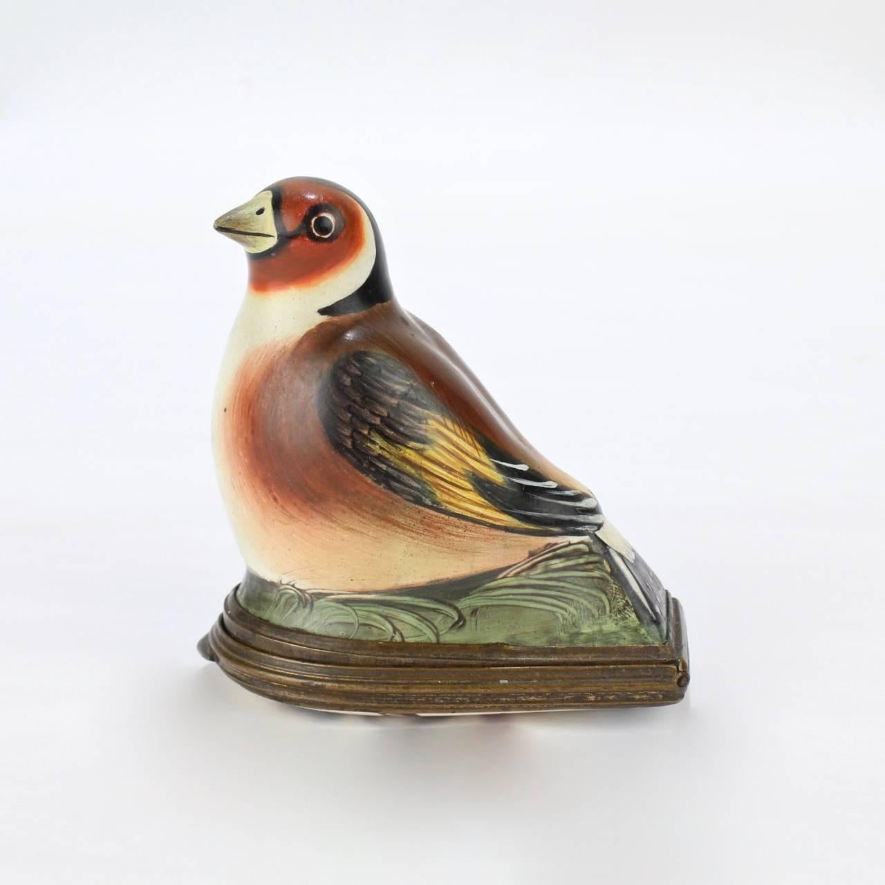 Inglese Antica bomboniera / tabacchiera con uccello figurato di Battersea o Staffordshire smaltato in vendita