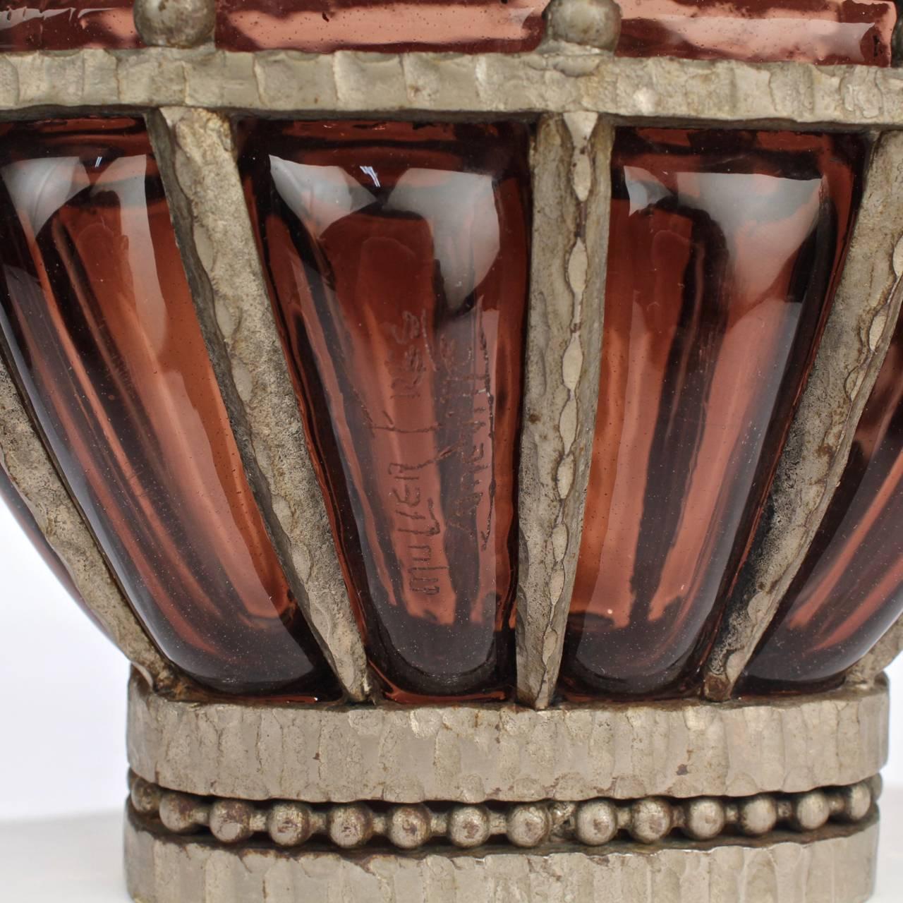 Verre brun Paire de cache-pots Art Déco français en fer forgé et verre par Muller Freres, années 1930 en vente