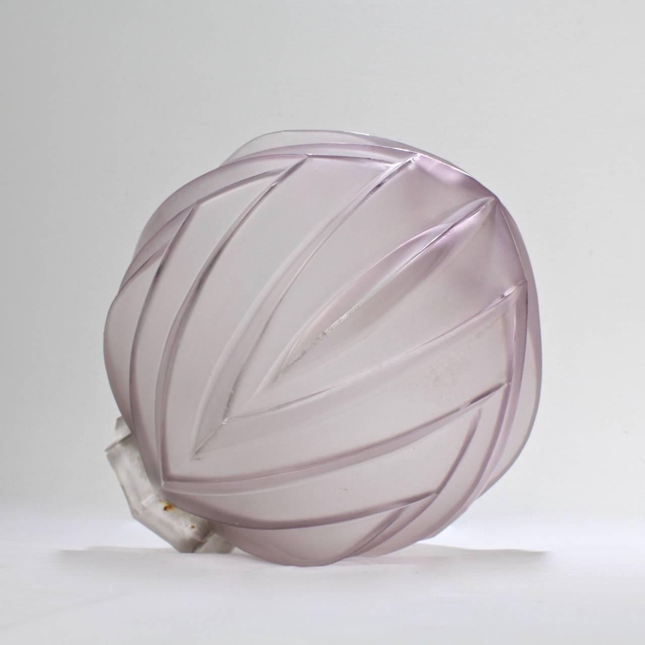 Vetro artistico Paralume per lampada a globo da soffitto in vetro geometrico d'epoca francese Art Deco Sabino Paris in vendita