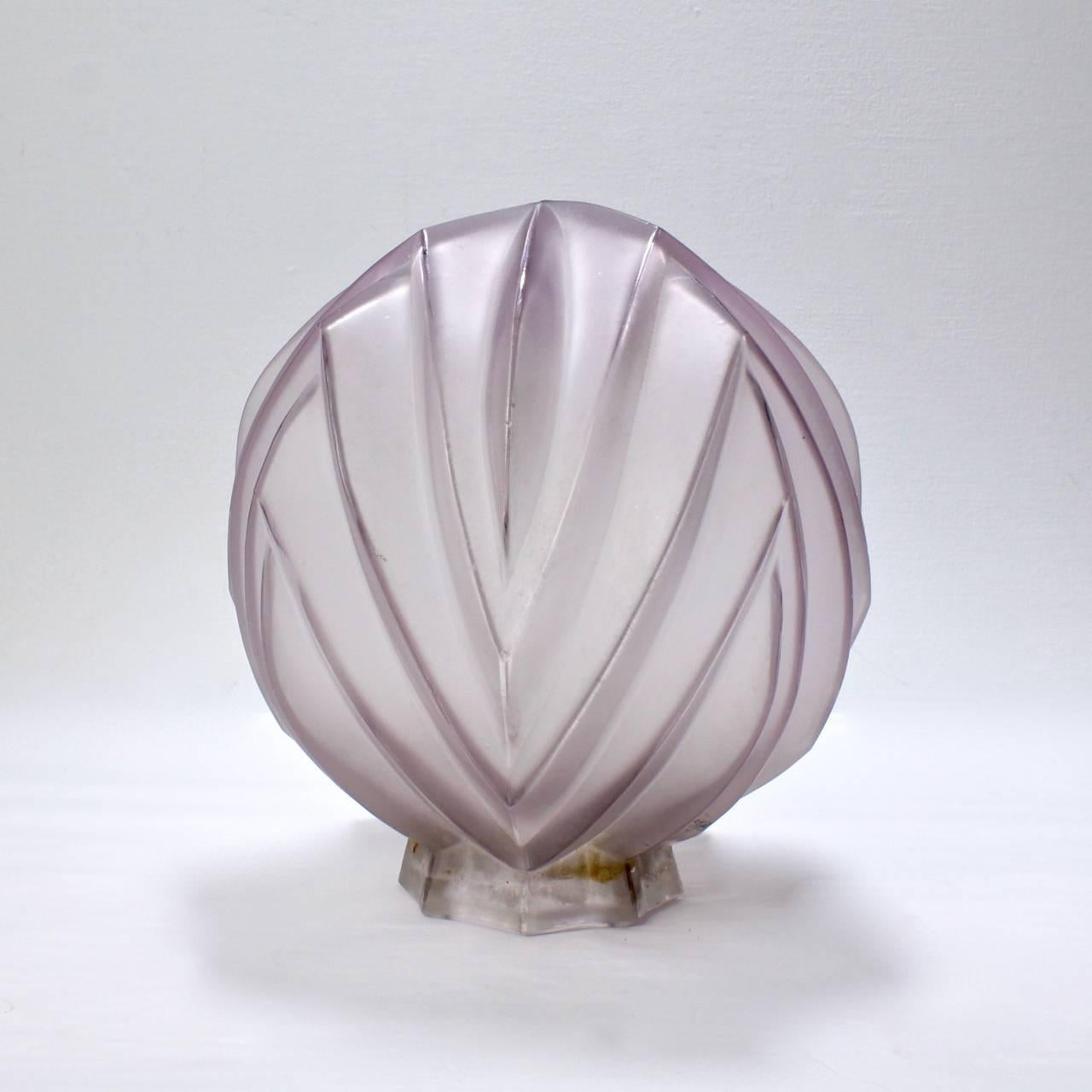 Art Déco Paralume per lampada a globo da soffitto in vetro geometrico d'epoca francese Art Deco Sabino Paris in vendita