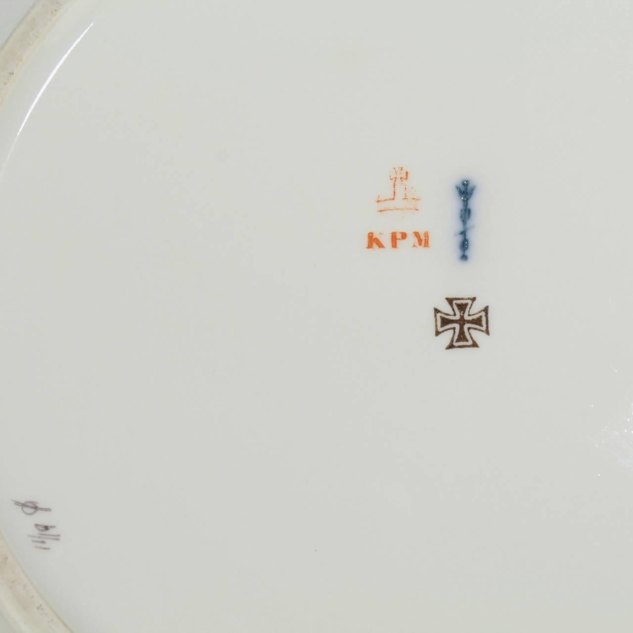 Soupière ancienne KPM Royal Berlin en porcelaine peinte à la main avec corne d'abondance et chérubin en vente 3