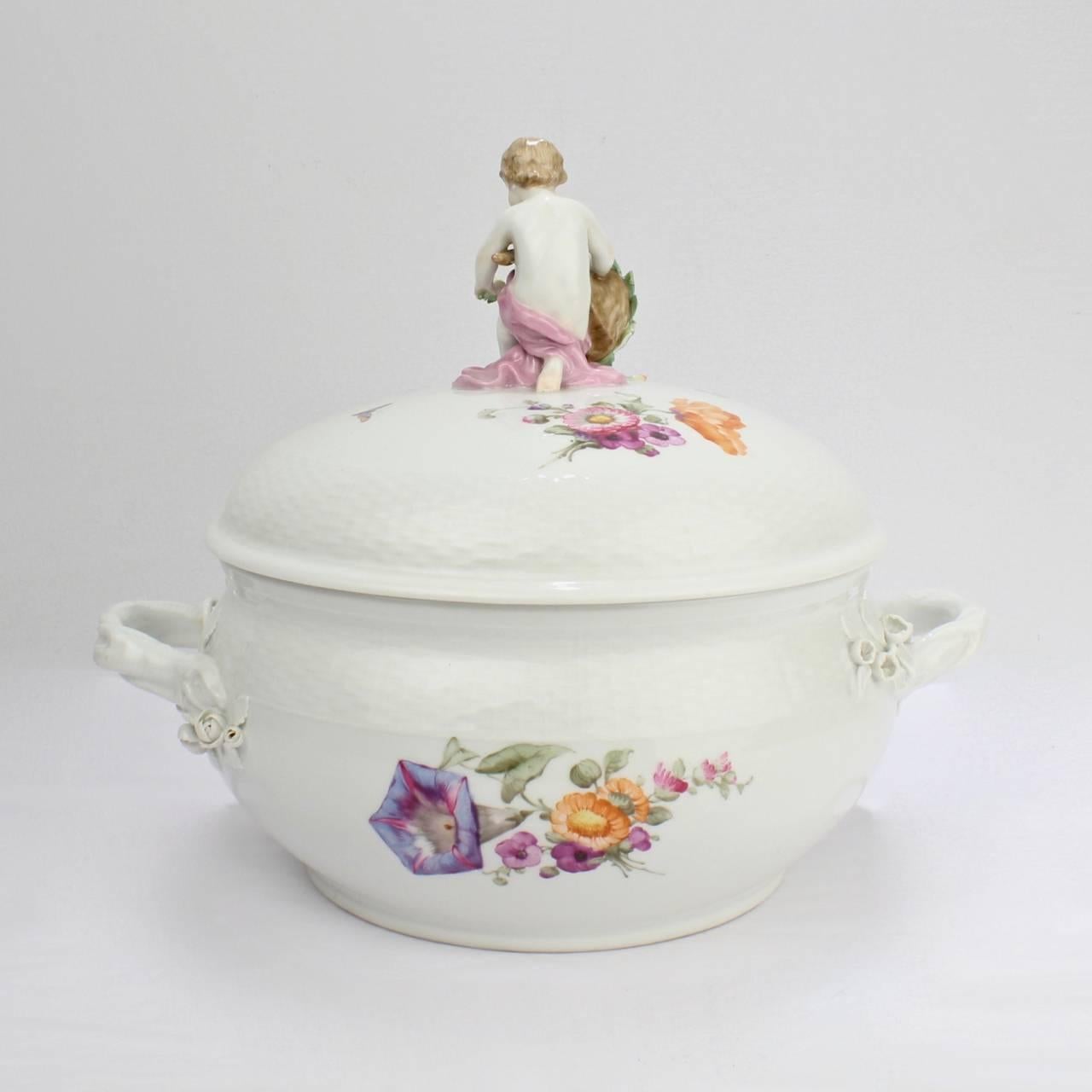 Allemand Soupière ancienne KPM Royal Berlin en porcelaine peinte à la main avec corne d'abondance et chérubin en vente