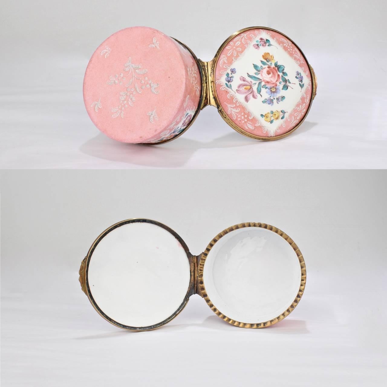 Ancienne tabatière ronde de table en émail rose du 18e siècle anglais Battersea Battersea en vente 1