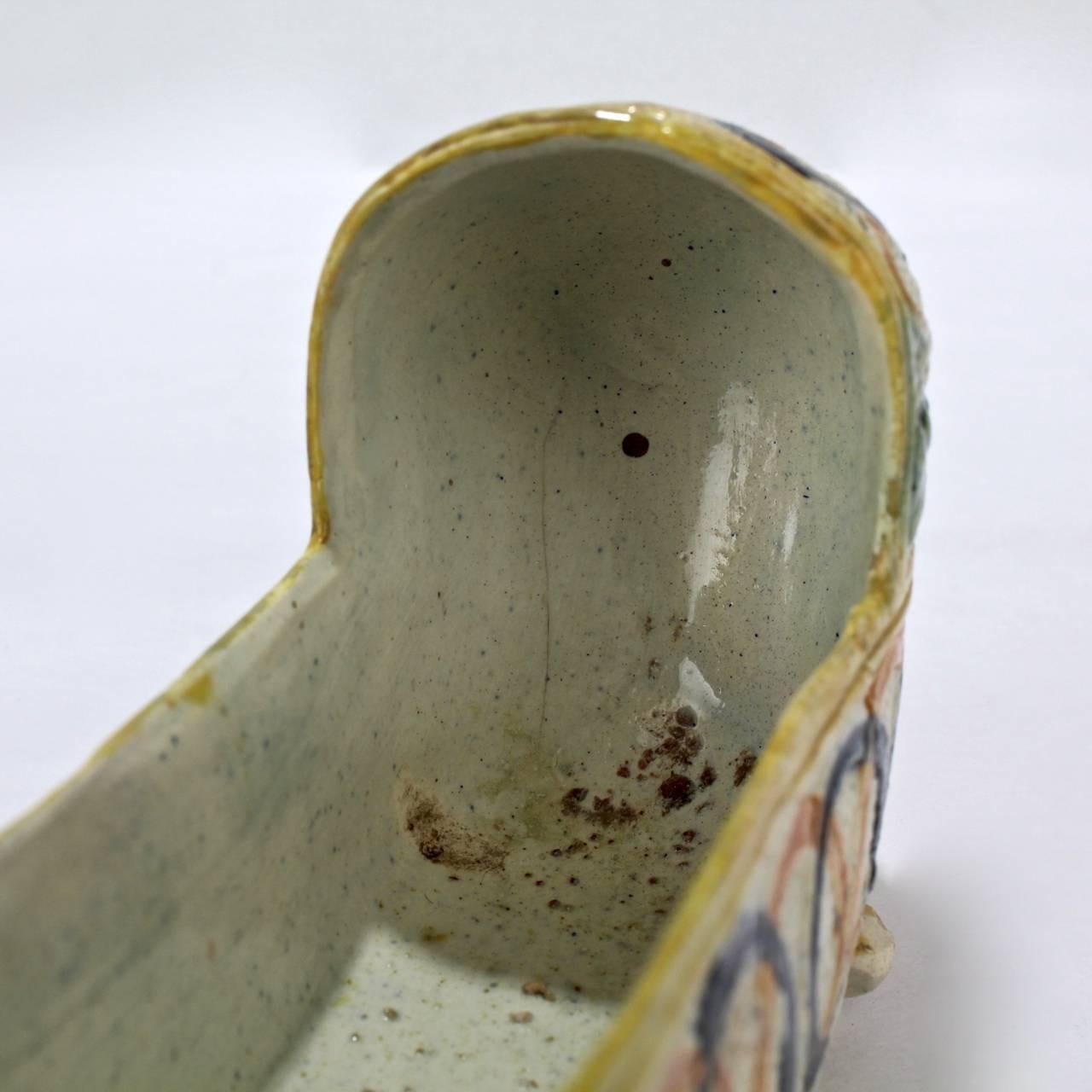 Antigua cuna inglesa de cerámica figurada de Staffordshire o Prattware en venta 3