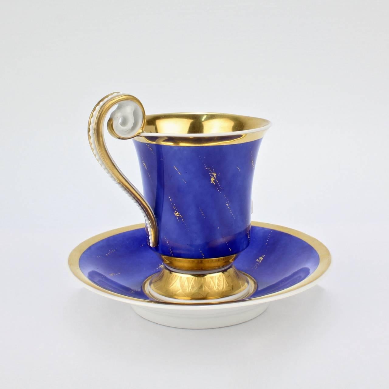 Tasse et soucoupe à portraits antiques en porcelaine Royal Berlin à fond bleu lapis de KPM 1