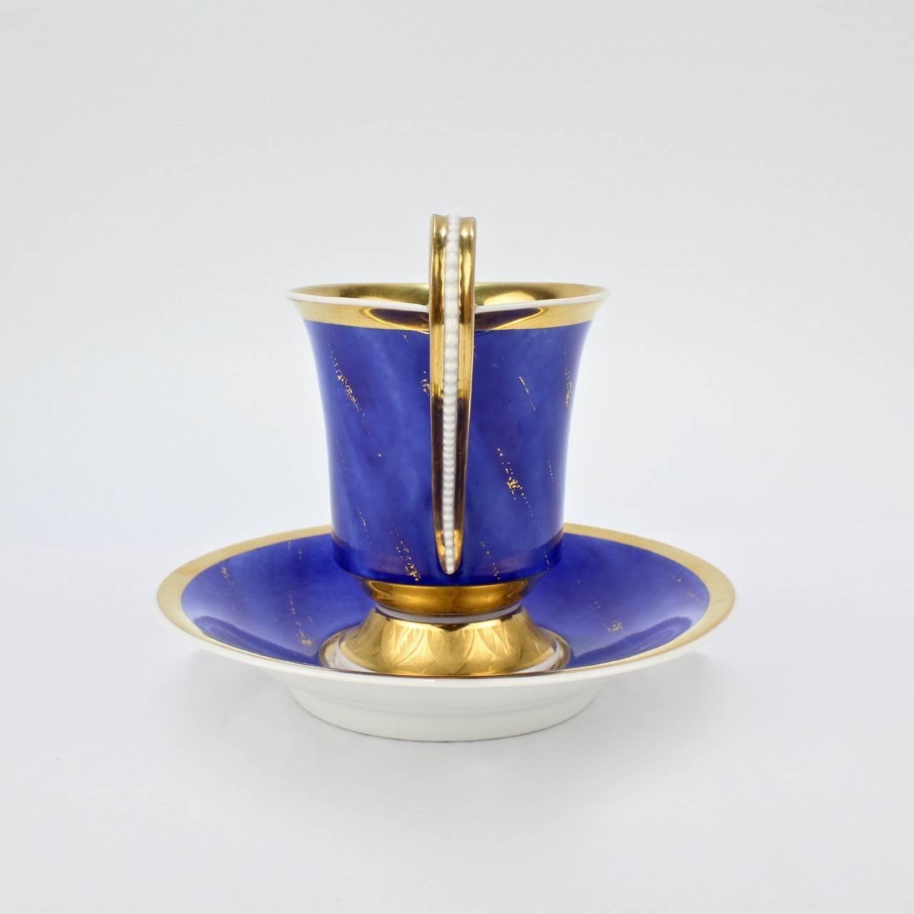 Porcelaine Tasse et soucoupe à portraits antiques en porcelaine Royal Berlin à fond bleu lapis de KPM