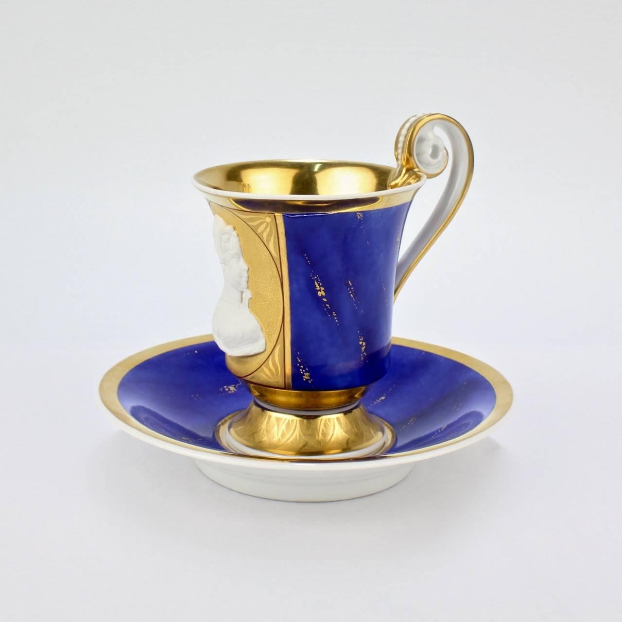 Tasse et soucoupe à portraits antiques en porcelaine Royal Berlin à fond bleu lapis de KPM Bon état à Philadelphia, PA