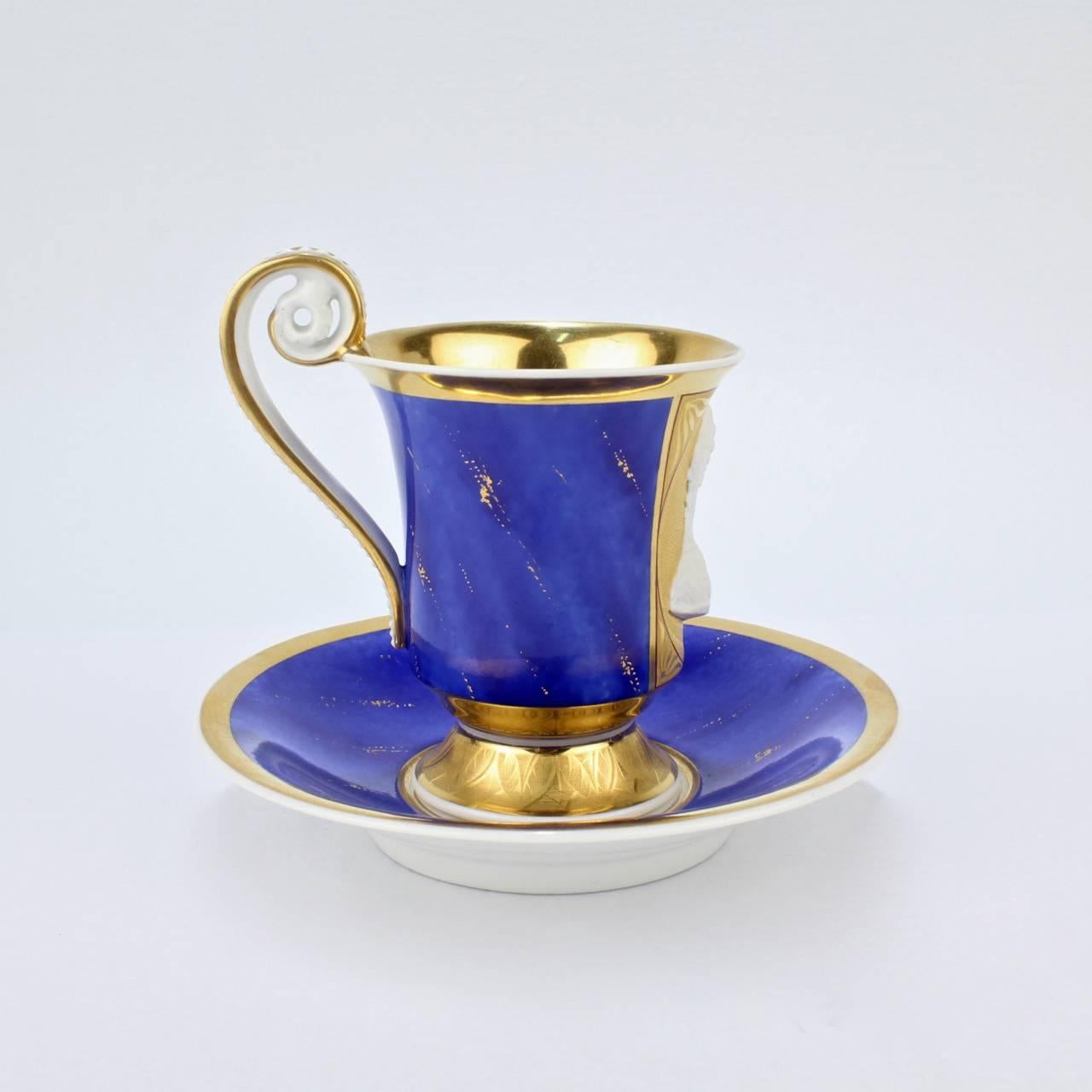 Tasse et soucoupe à portraits antiques en porcelaine Royal Berlin à fond bleu lapis de KPM 2