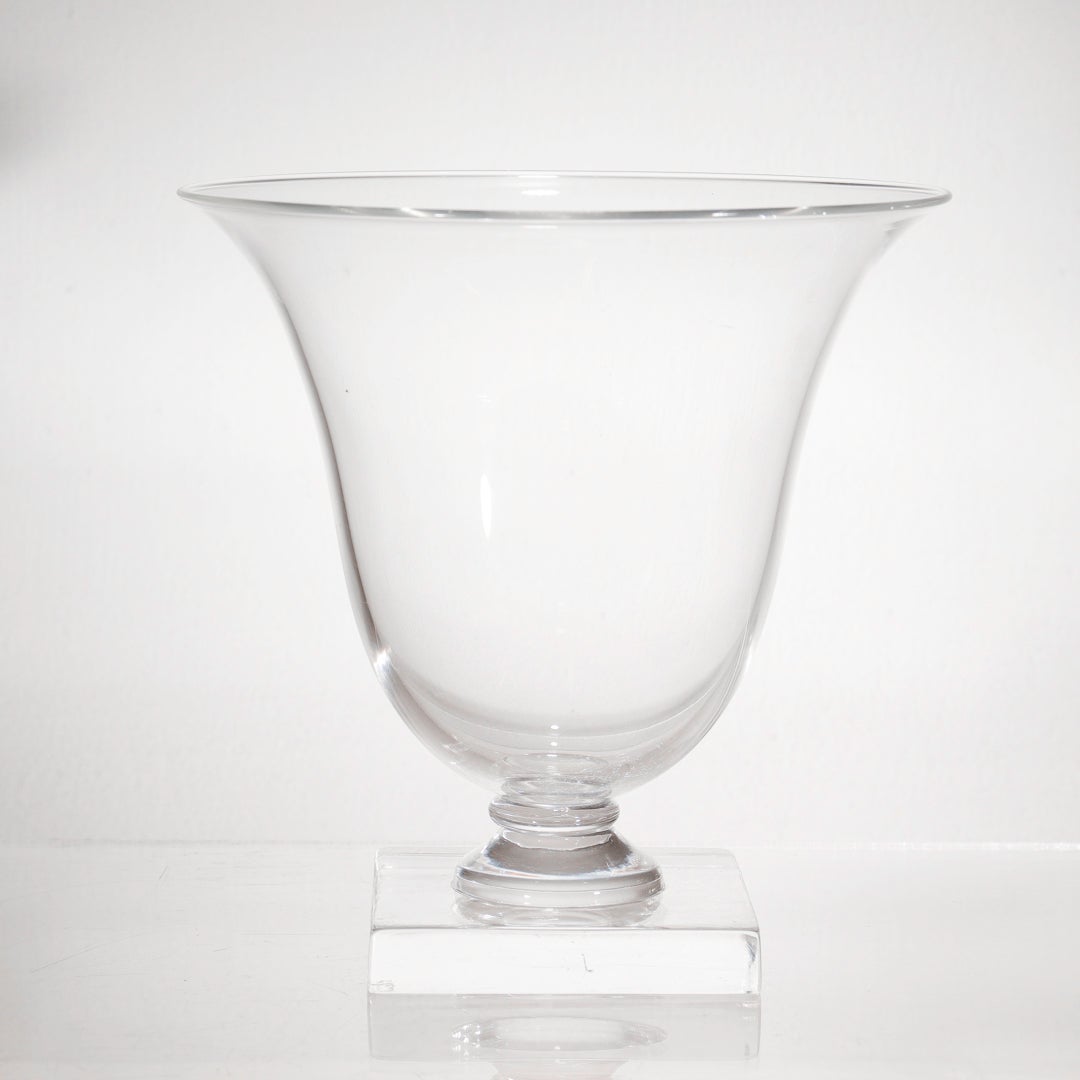 A fine American crystal vase.

By Steuben.

With a trumpet form bowl supported on a square foot. 

Etched with a Steuben factory signature to the base.

Simply a wonderful piece of Steuben!

Date:
Mid-20th Century

Overall