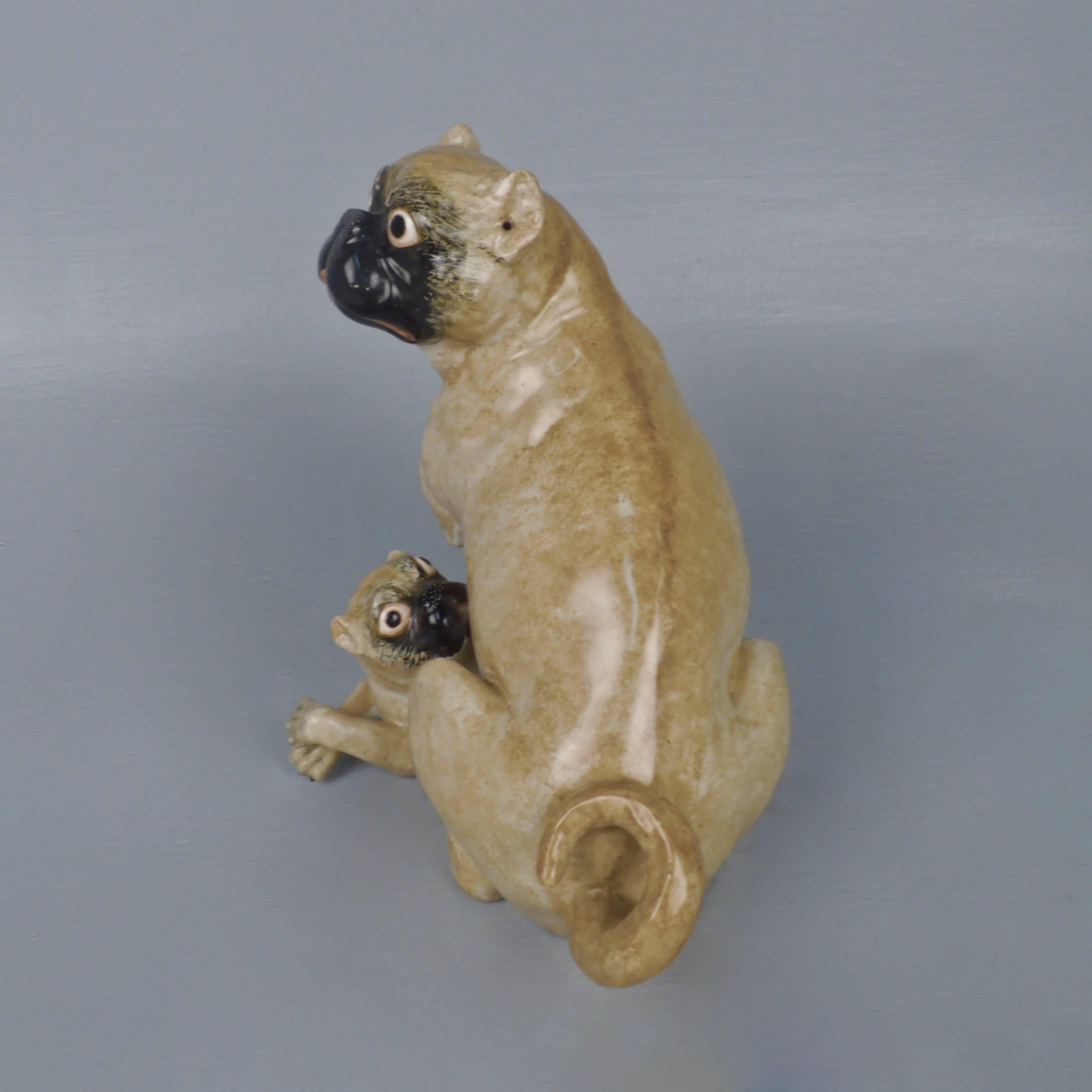 Anglais Antiquities Chamberlains Worcester English Porcelain Pug Mother Dog & Puppy Figurine en vente