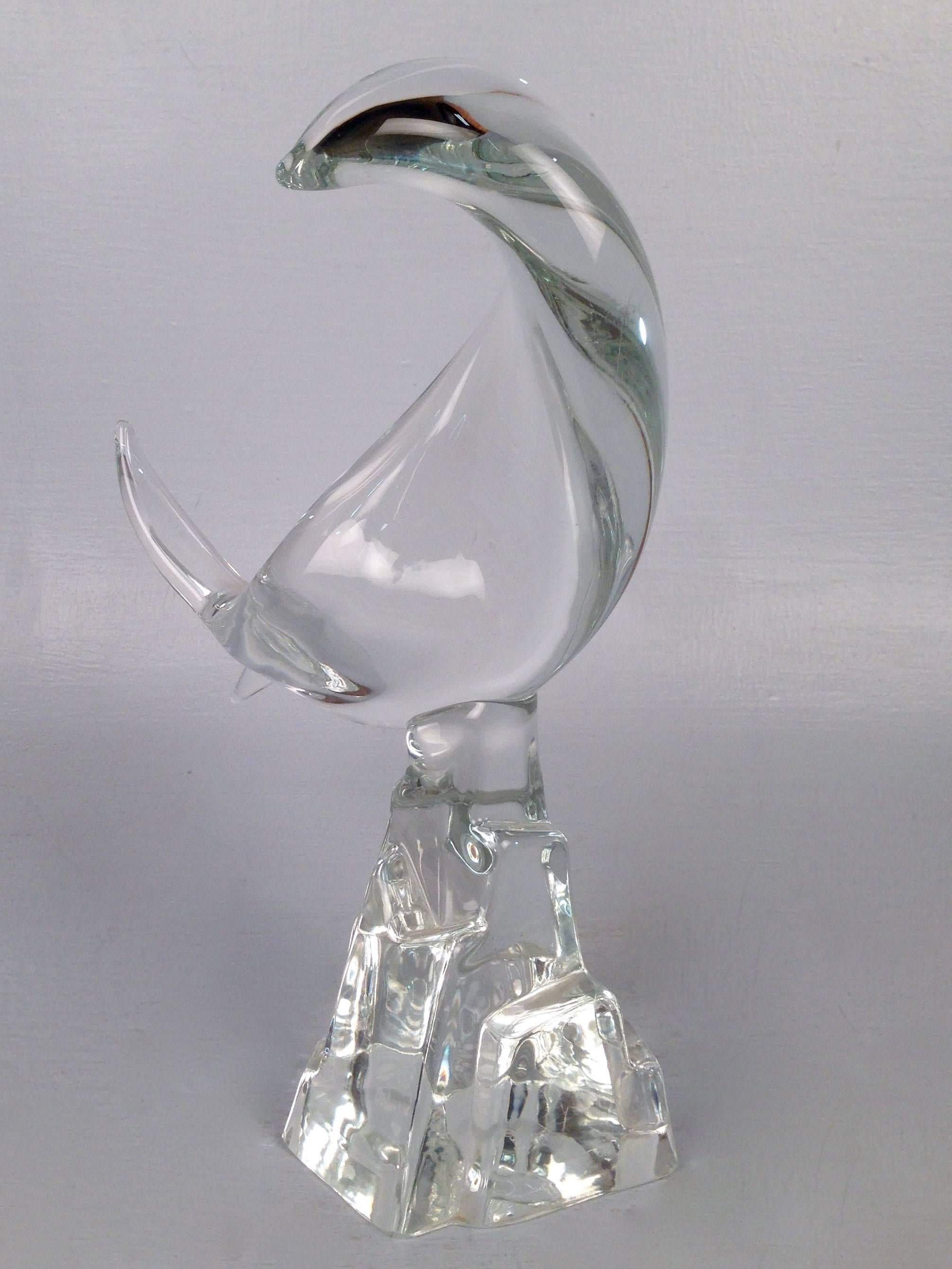 Abstrakte Skulptur eines Fisches aus Muranoglas von Licio Zanetti für Zanetti Vetreria Artistica. Der Fisch aus klarem Glas ist gedreht, als würde er durch die Luft springen, und auf einem stilisierten Sockel aus Felsen montiert. 

Der Sockel