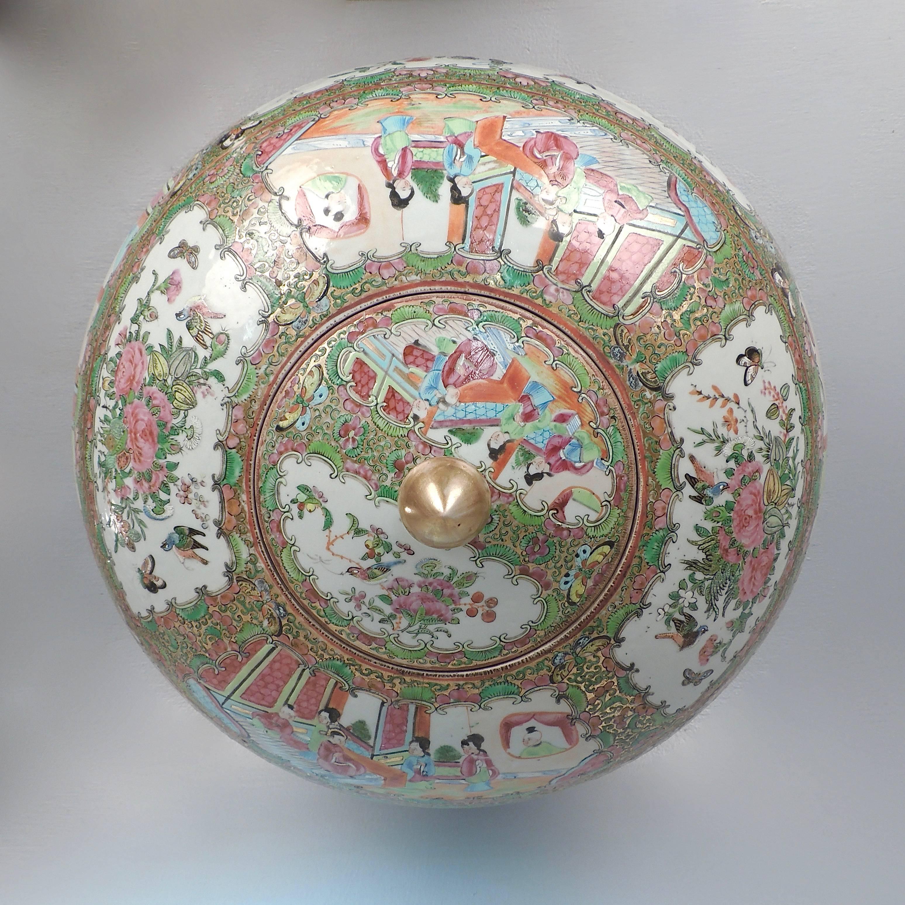 Very Large 19th Century Rose Medallion Chinese Porcelain Lidded Melon Jar or Urn 1