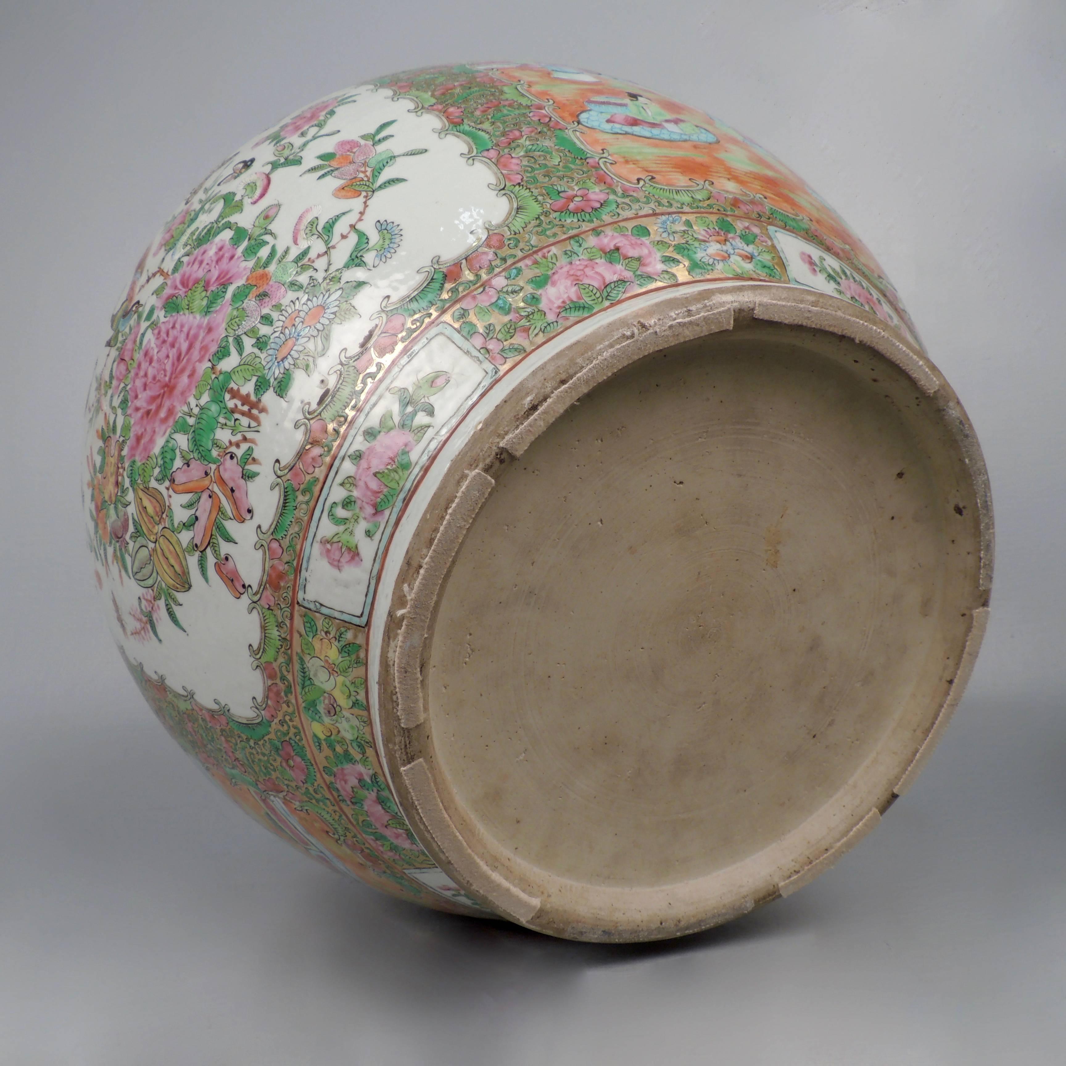 Very Large 19th Century Rose Medallion Chinese Porcelain Lidded Melon Jar or Urn 3