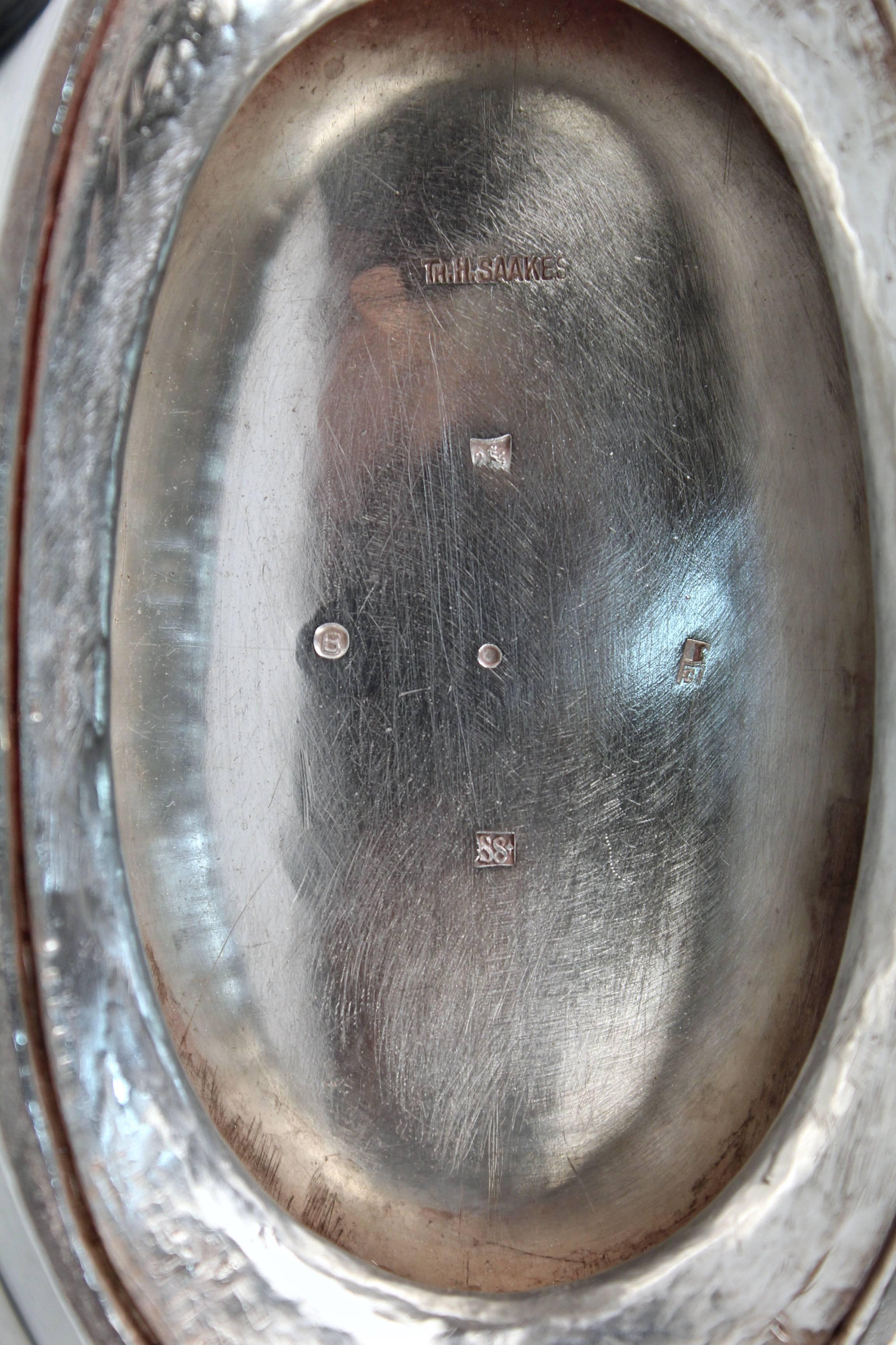 Coppia di salsiere olandesi in argento sterling Art Nouveau con gattucci di Ph Saakes in vendita 3