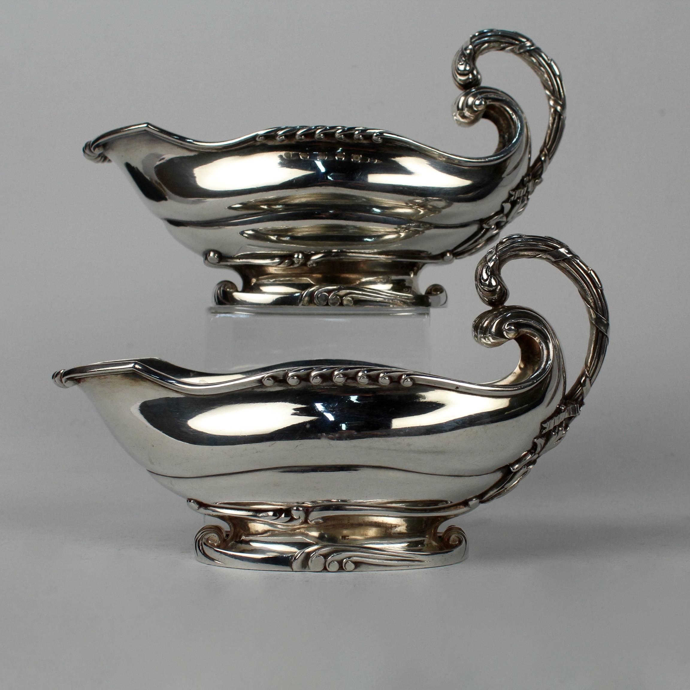 Une paire incroyablement lourde de saucières d'époque Art Nouveau en argent sterling hollandais provenant d'un grand service de Ph. Saakes de La Haye. 

Ces pièces proviennent probablement d'un service commandé. Saakes était un orfèvre néerlandais