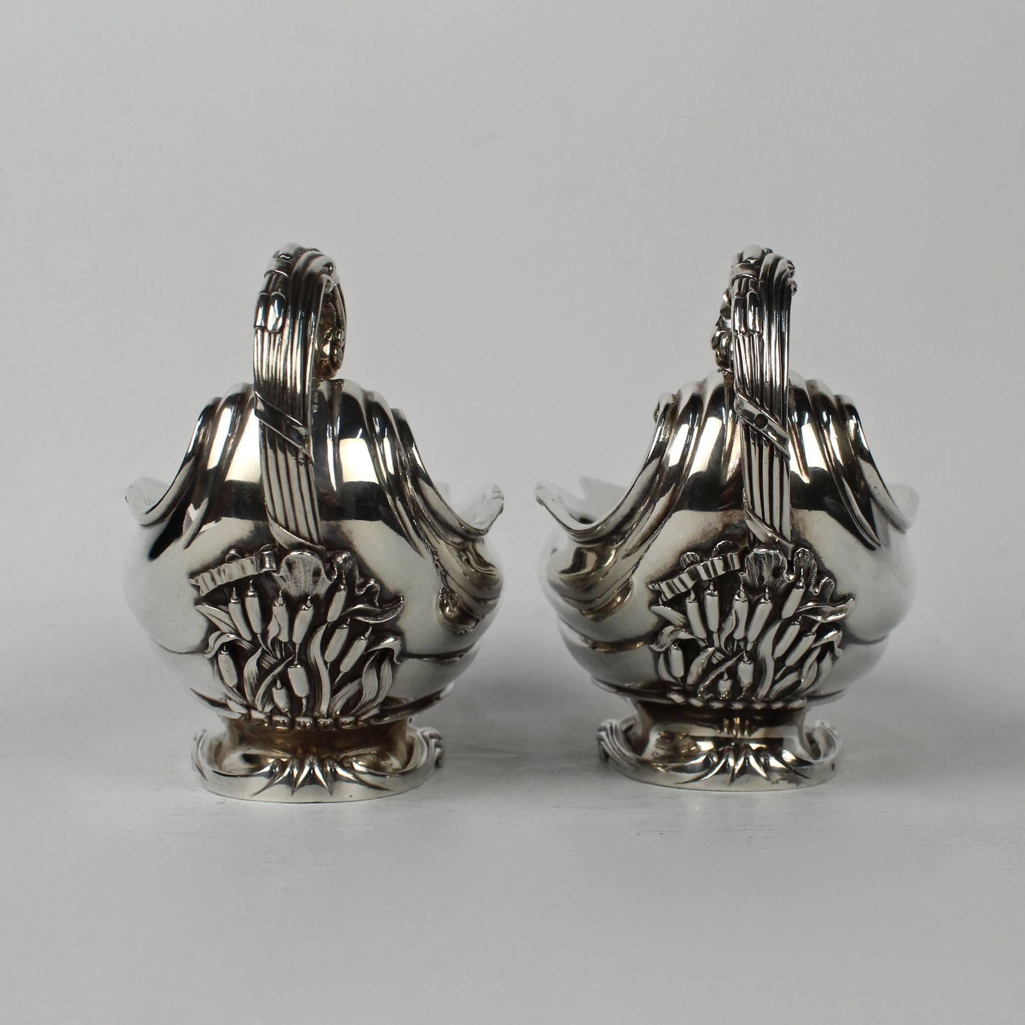 Martellato Coppia di salsiere olandesi in argento sterling Art Nouveau con gattucci di Ph Saakes in vendita
