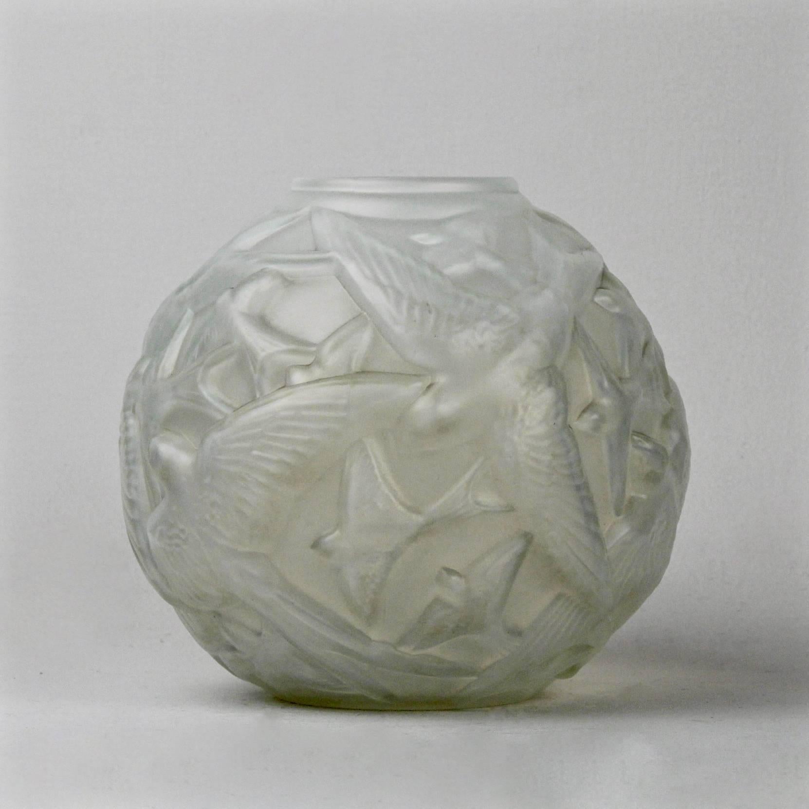 A fine, period French Art Deco opalescent art glass vase. The molded decoration depicts birds. 

Arrers (a competitor of Lalique) manufactured this vase for the early Retailer Ovington in New York. 

Marked in the mold in one section: Arrers -