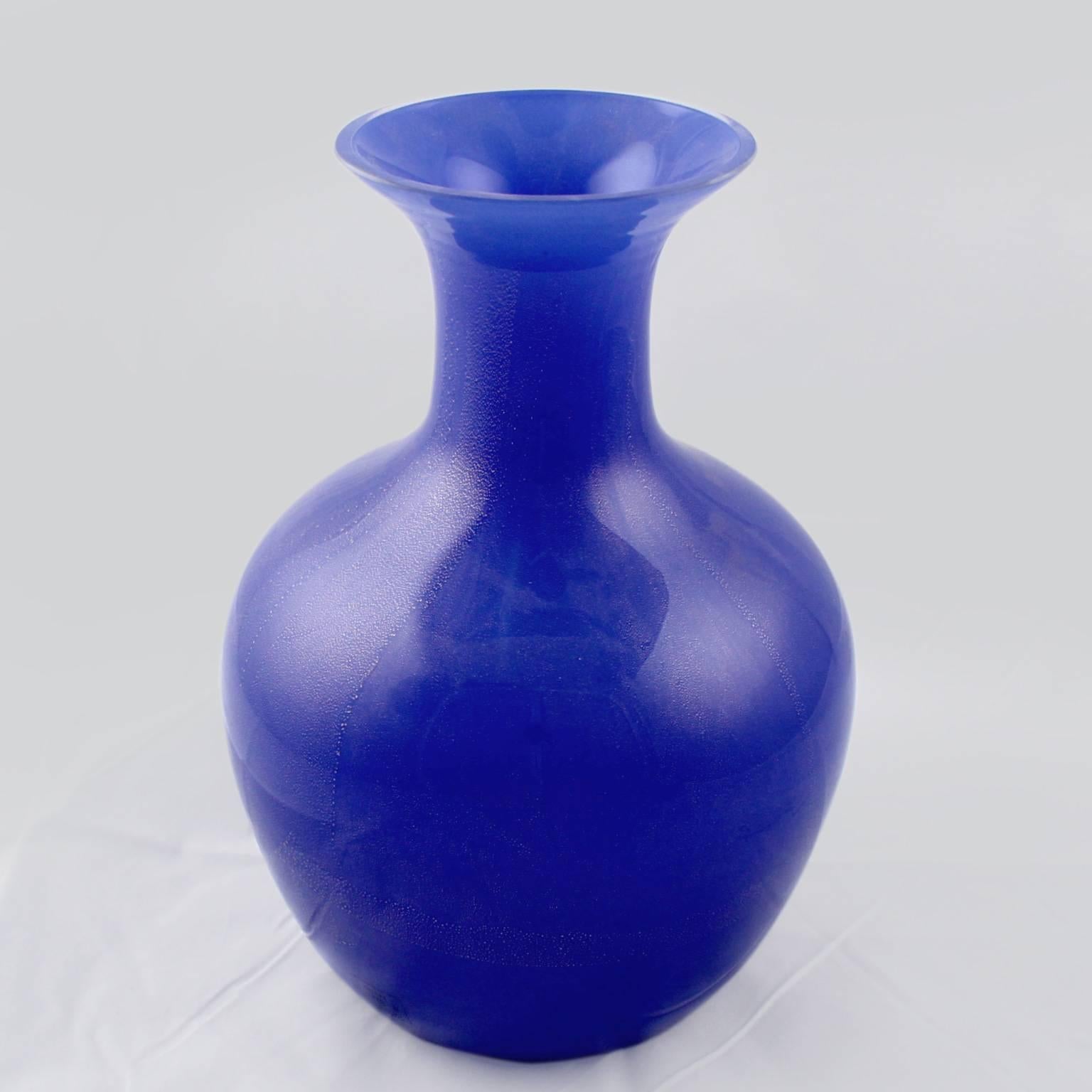 Mid-Century Modern Large Vetri Murano Salviati & Co. Blue Italian Glass Vase For Sale