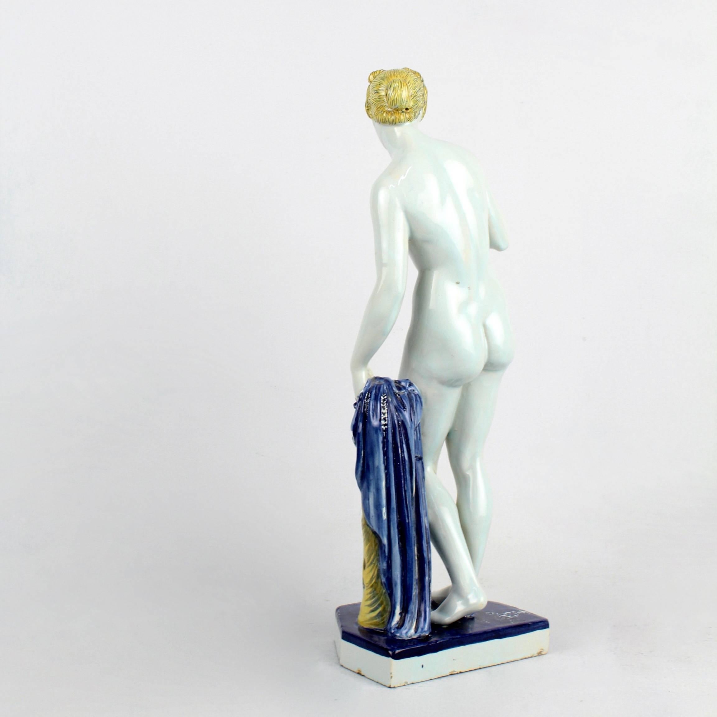 Francese Grande statuina di faience Samsom et Cie del XIX secolo raffigurante Venere e la mela d'oro in vendita