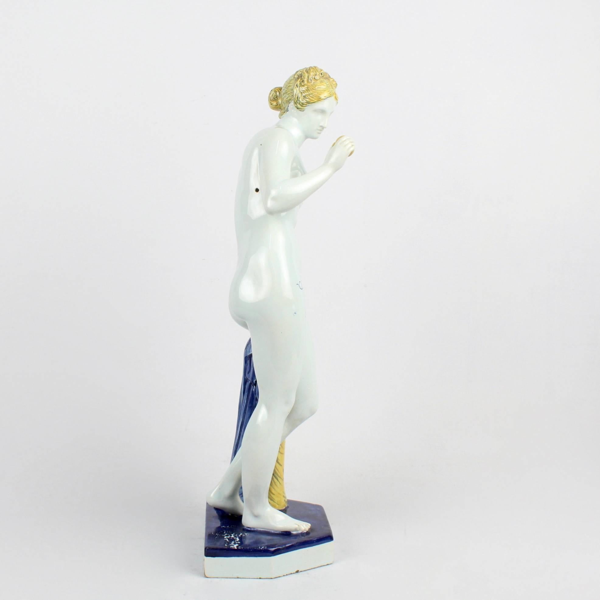 Neoclassico Grande statuina di faience Samsom et Cie del XIX secolo raffigurante Venere e la mela d'oro in vendita