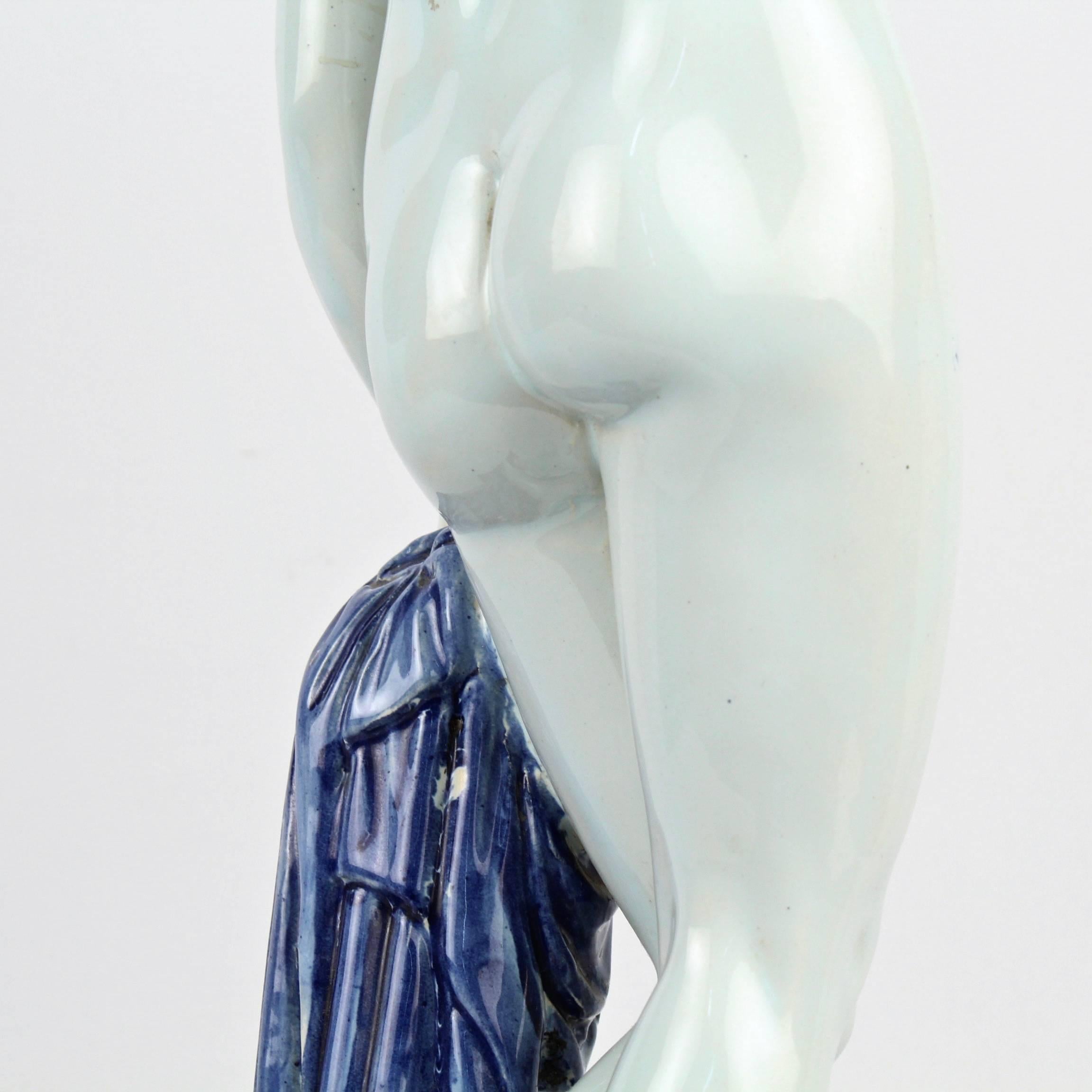 Grande statuina di faience Samsom et Cie del XIX secolo raffigurante Venere e la mela d'oro in vendita 1