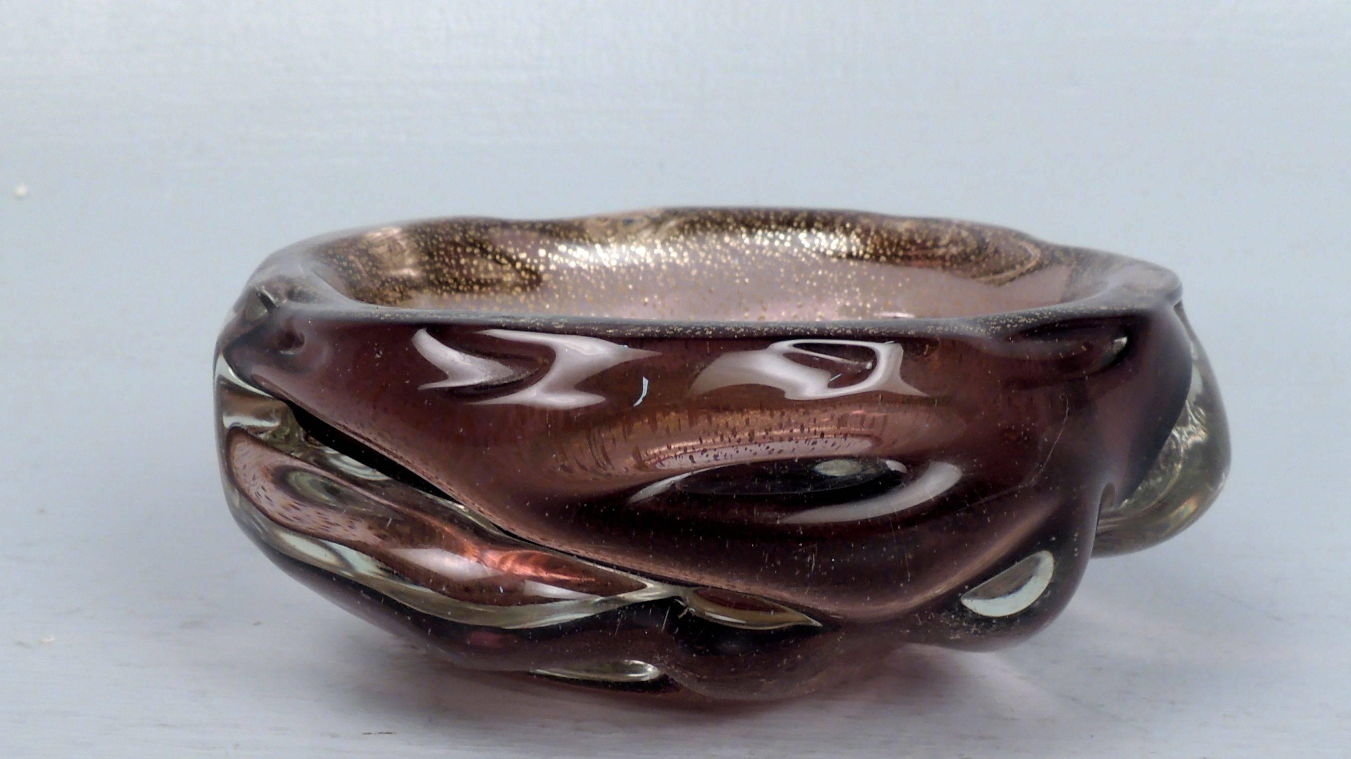 Eine gute Schale aus violettem Glas von Archimede Seguso mit Einschlüssen von Goldflecken. 

Mitte des 20. Jahrhunderts.

Auf dem Sockel ist ein Teil des Etiketts 