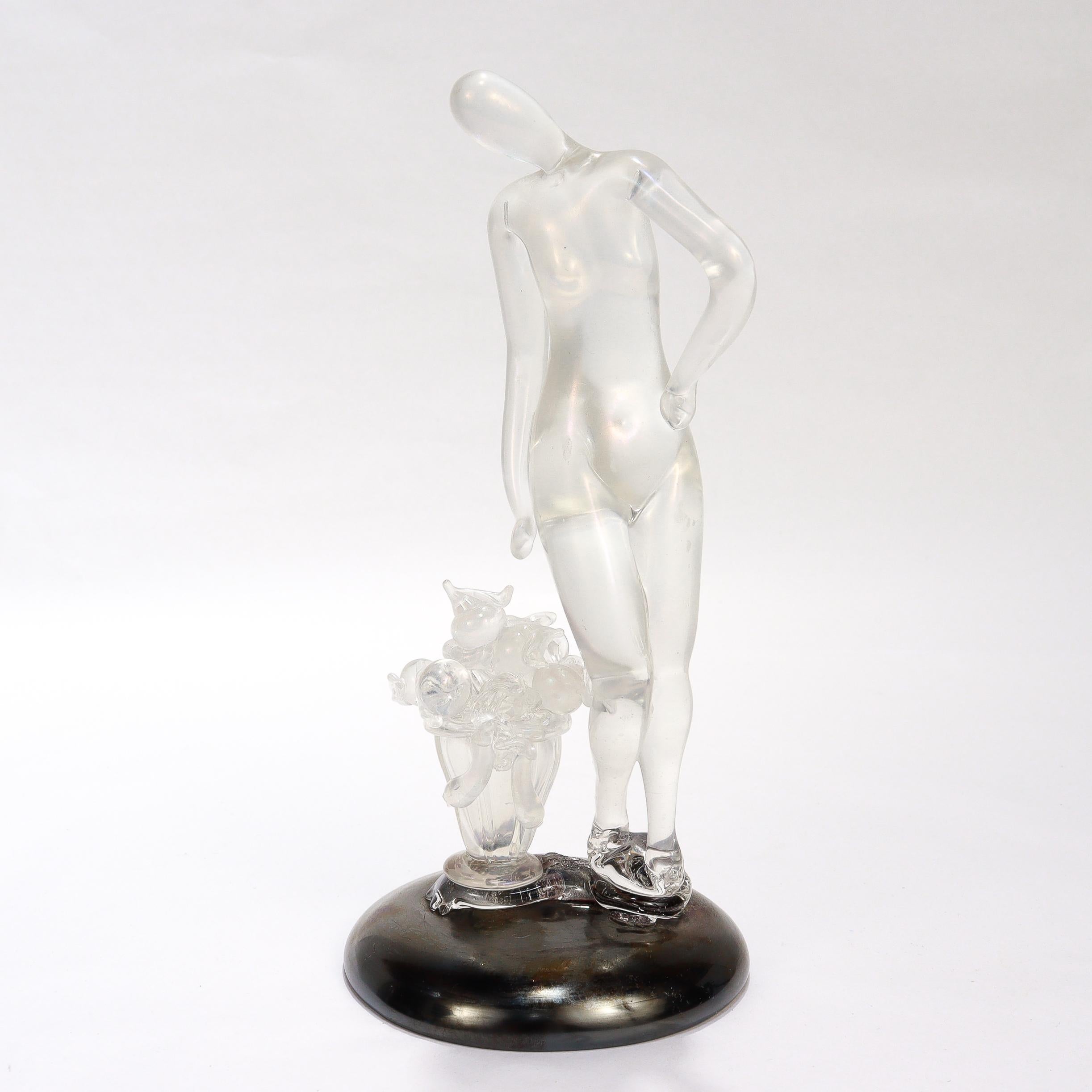 Italiano Flavio Poli / M.I.V.I. Figurina di donna nuda in vetro artistico di Murano con frutta e fiori in vendita