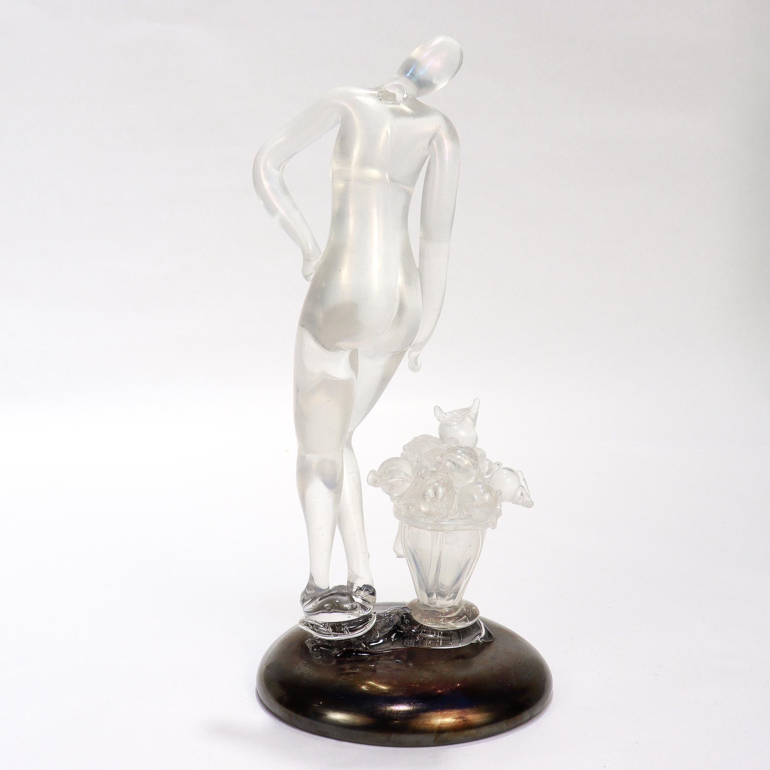 XX secolo Flavio Poli / M.I.V.I. Figurina di donna nuda in vetro artistico di Murano con frutta e fiori in vendita