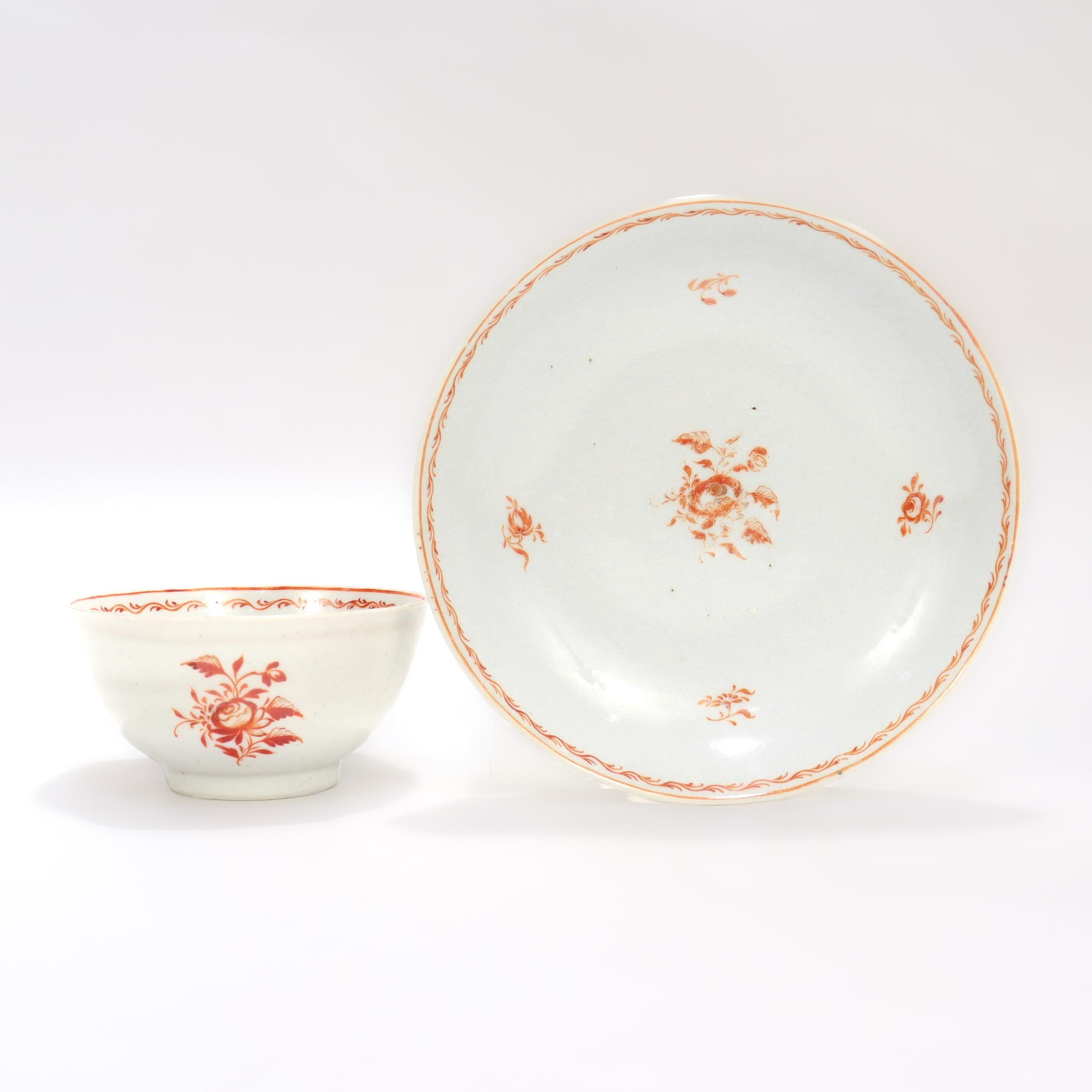 Tasse à thé et soucoupe en porcelaine chinoise ancienne.

Décoration florale peinte en orange sur fond de porcelaine crème.

Tout simplement une merveilleuse pièce de porcelaine d'exportation chinoise !

Date :
18ème siècle

Condition générale :
Il